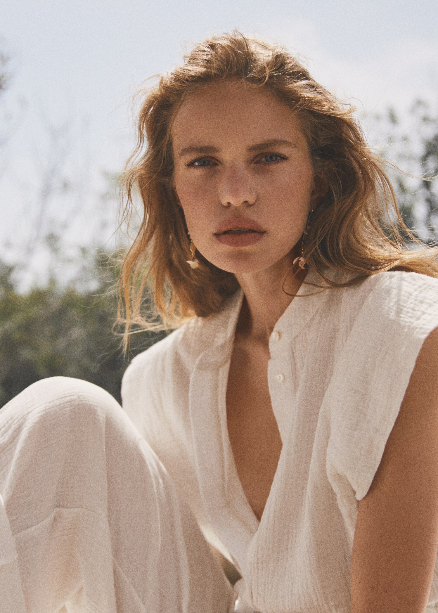 Textured jumpsuit with button - Details of the article 6