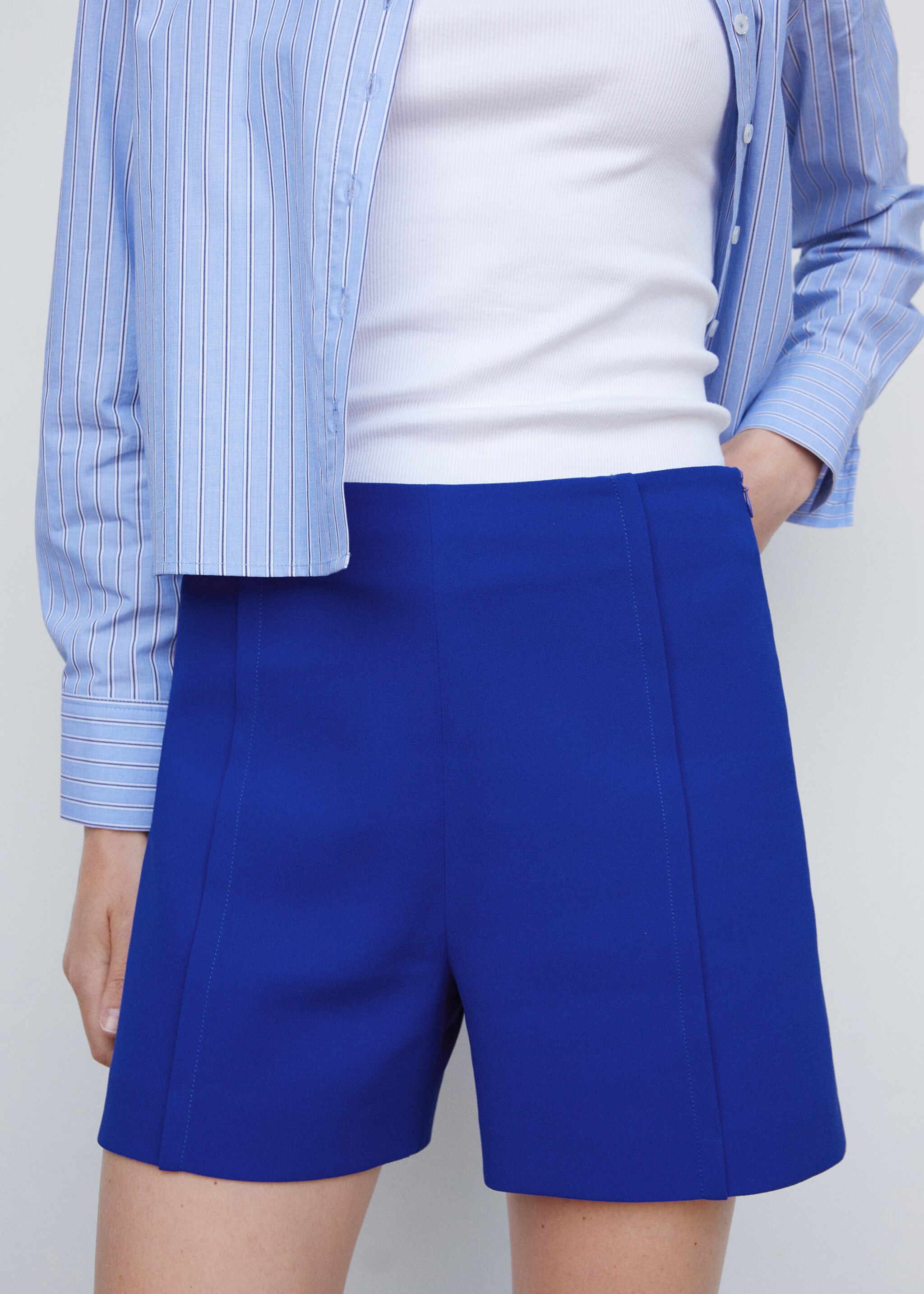 Gerade Shorts mit hoher Taille - Mittlere Ansicht