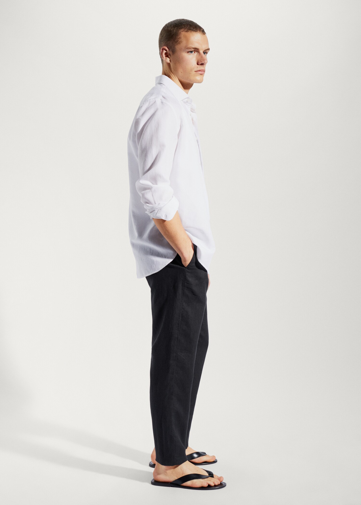 Slim-fit 100% linen trousers - Details of the article 2