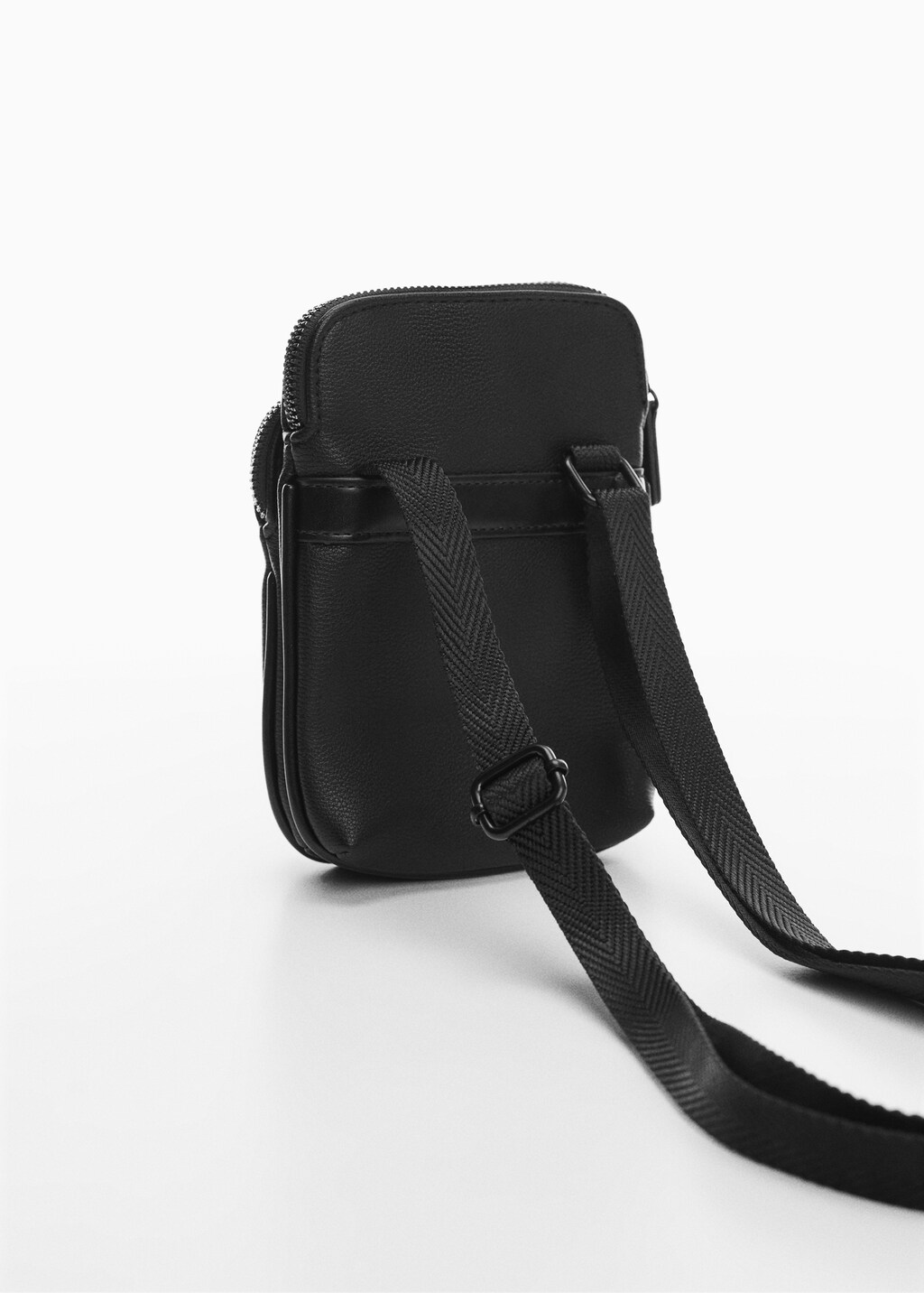 Mini bandolera efecto piel abatanada Hombre MANGO OUTLET Espana Peninsula y Baleares