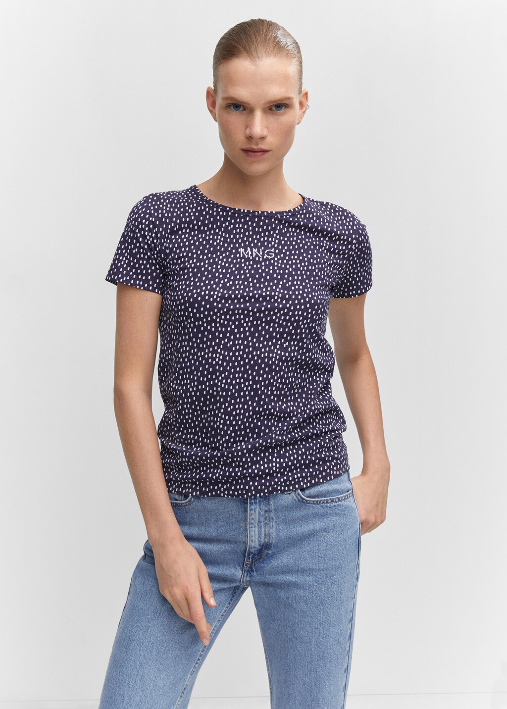 Gemustertes T-Shirt mit gesticktem Logo - Damen | MANGO OUTLET 