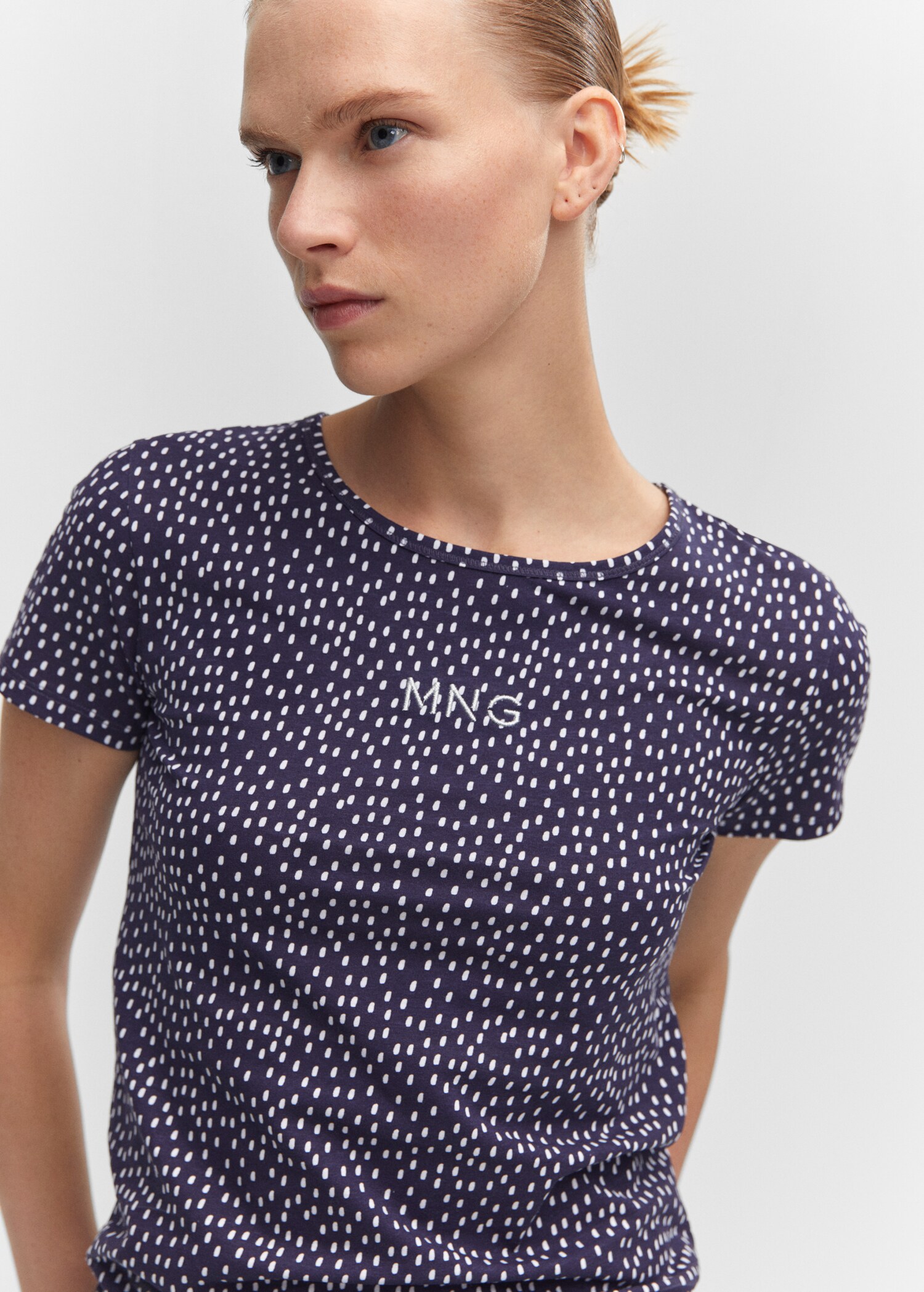 Gemustertes T-Shirt mit gesticktem Logo - Damen | MANGO OUTLET  