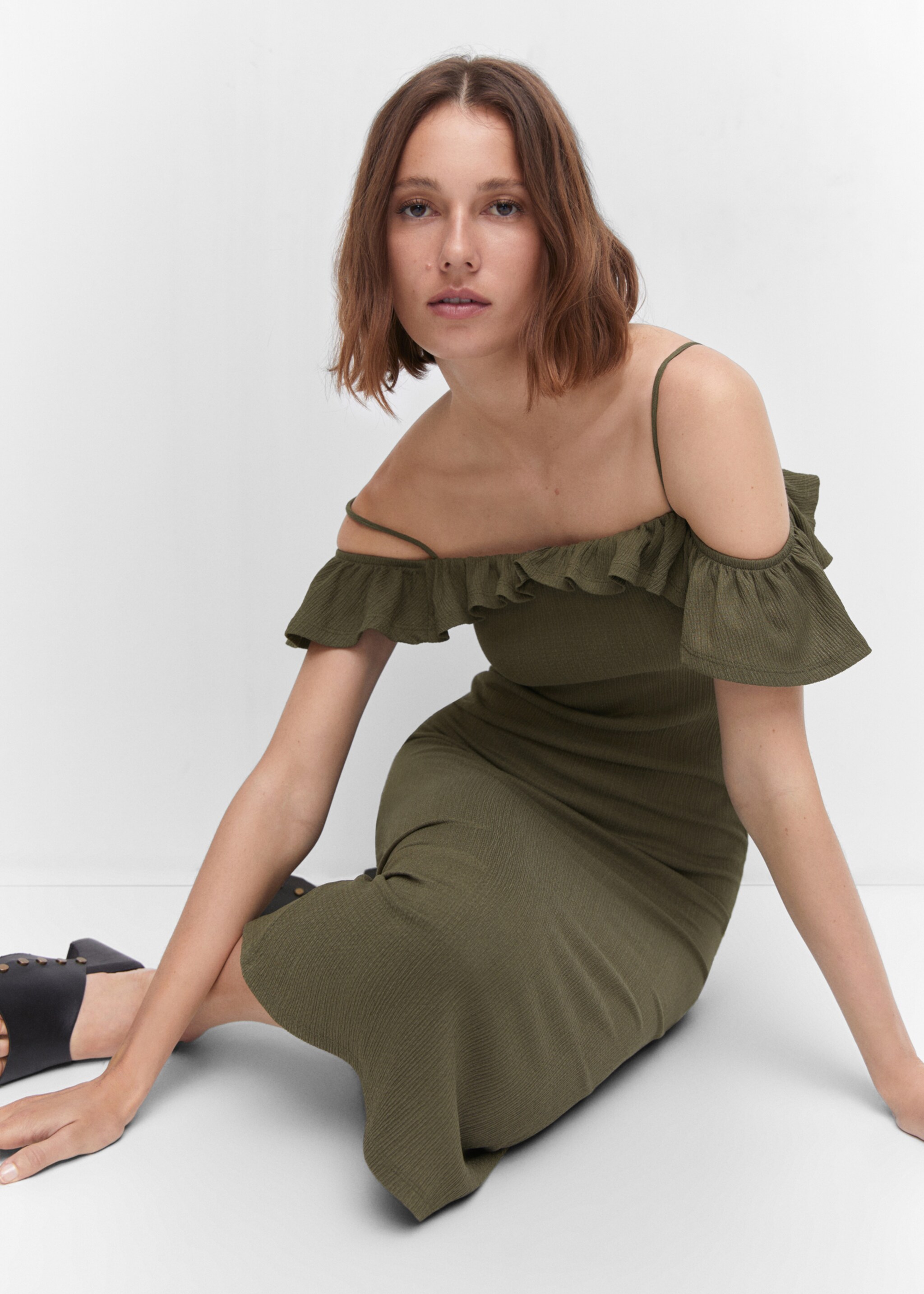 Textured ruffled dress - Details of the article 2, Khaki. Ref: 57001083-00.