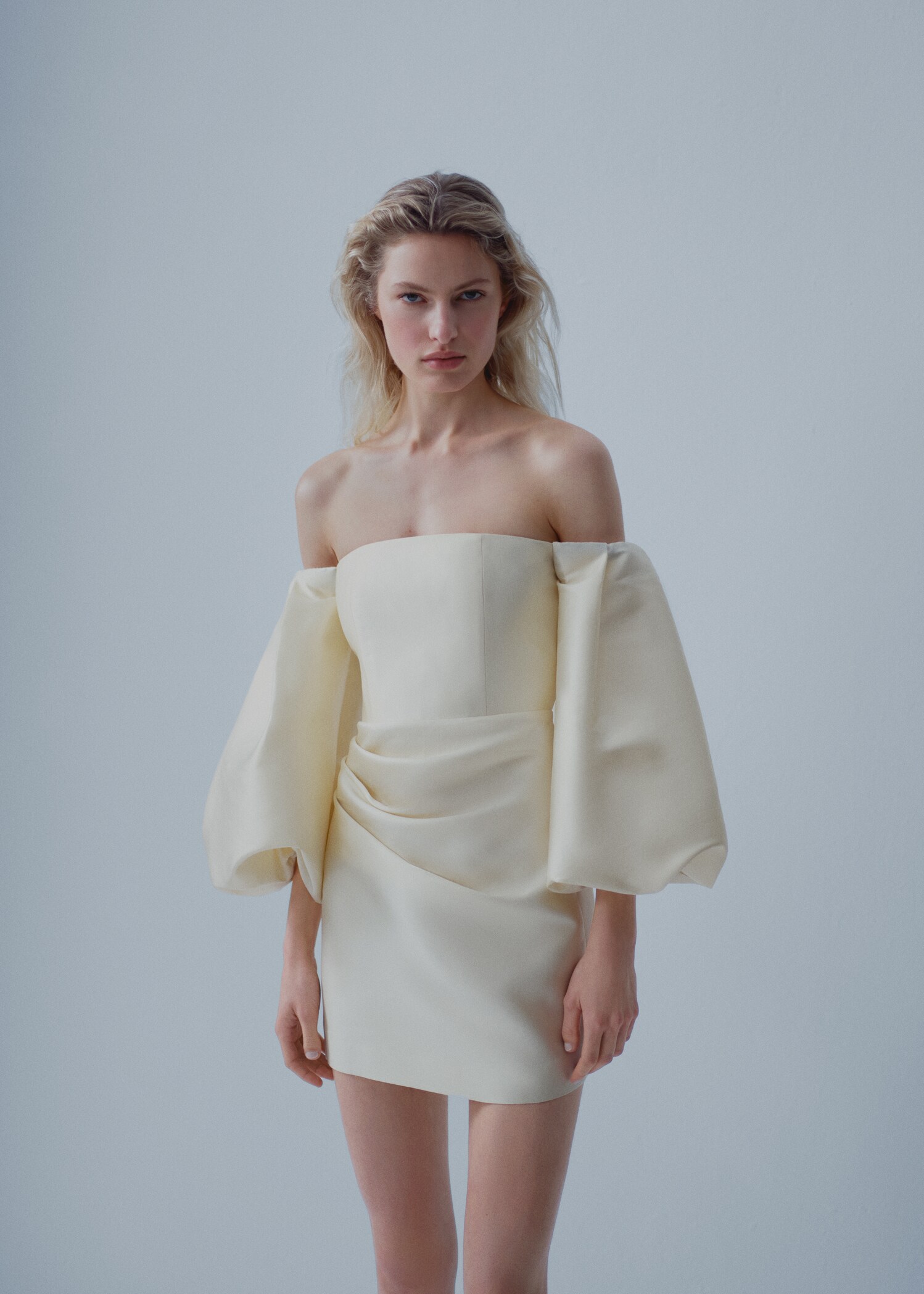 Vestido raso mangas volumen - Plano medio