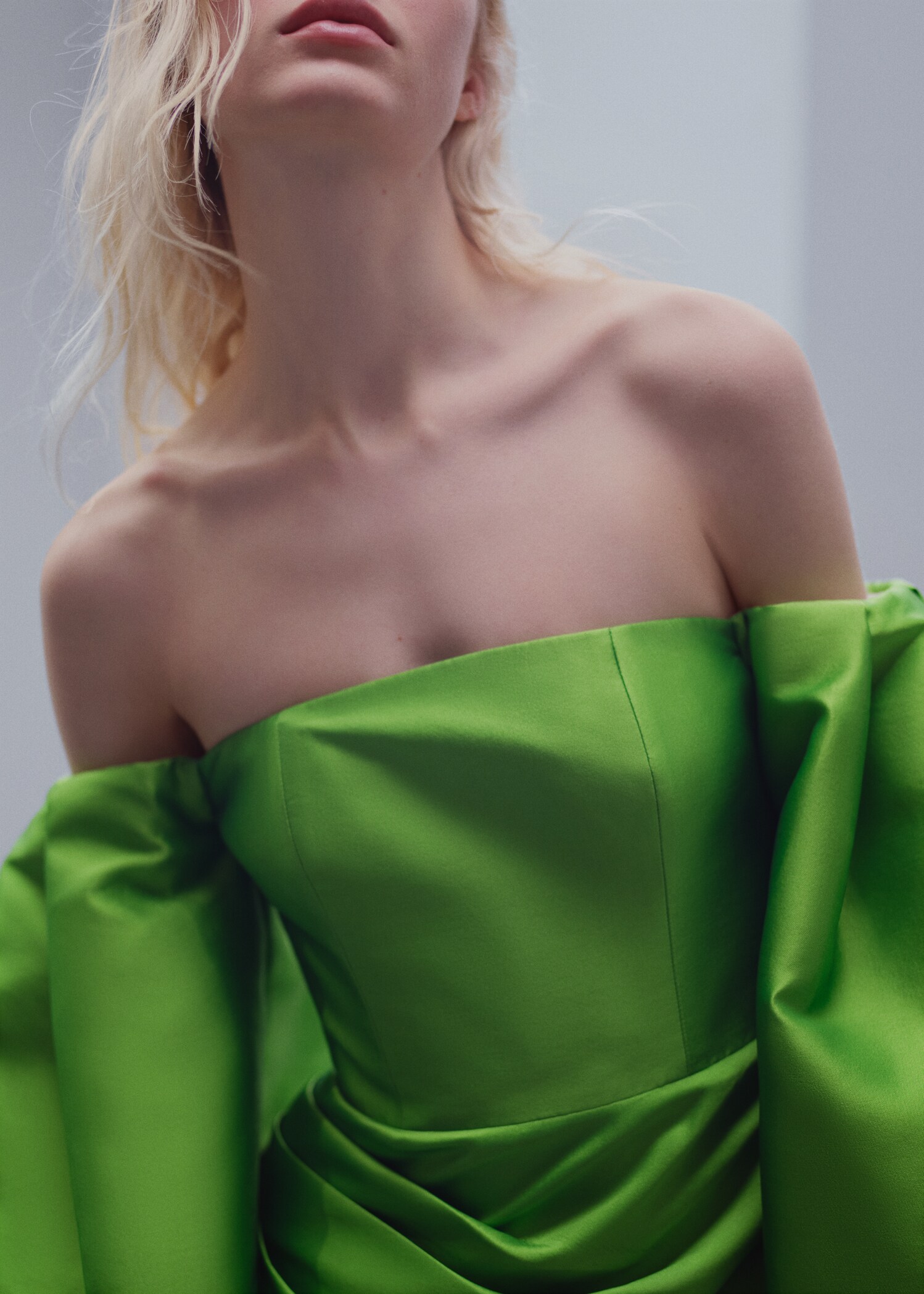 Satin dress with volume sleeves - Details of the article 3