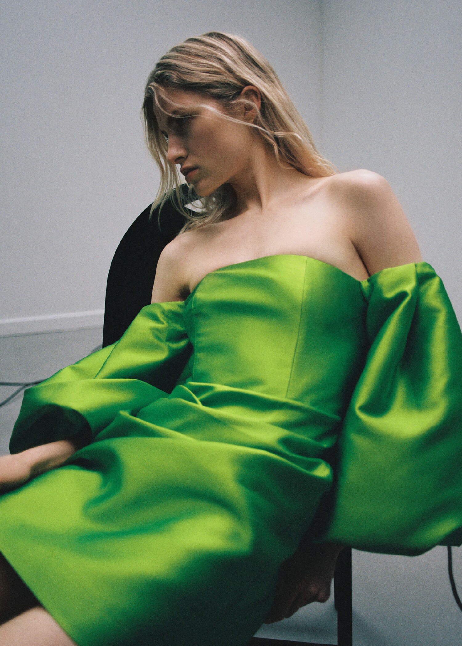 Satin dress with volume sleeves - Details of the article 6