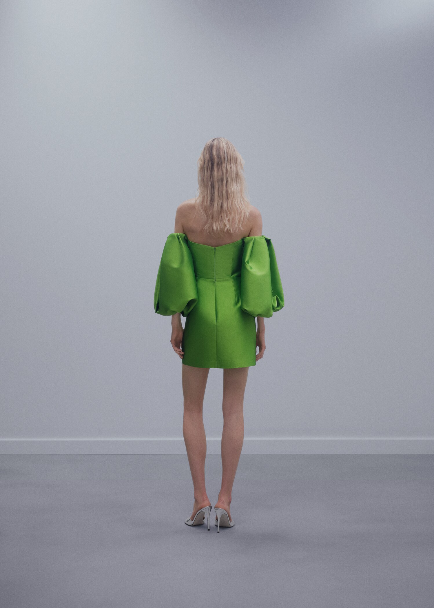 Satin dress with volume sleeves - Reverse of the article