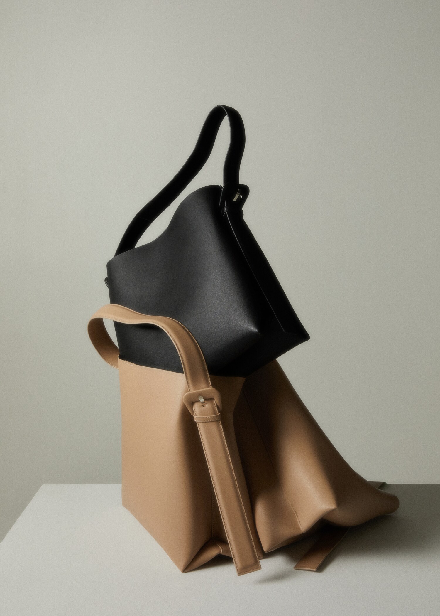 Shopper bag with buckle - Details of the article 8