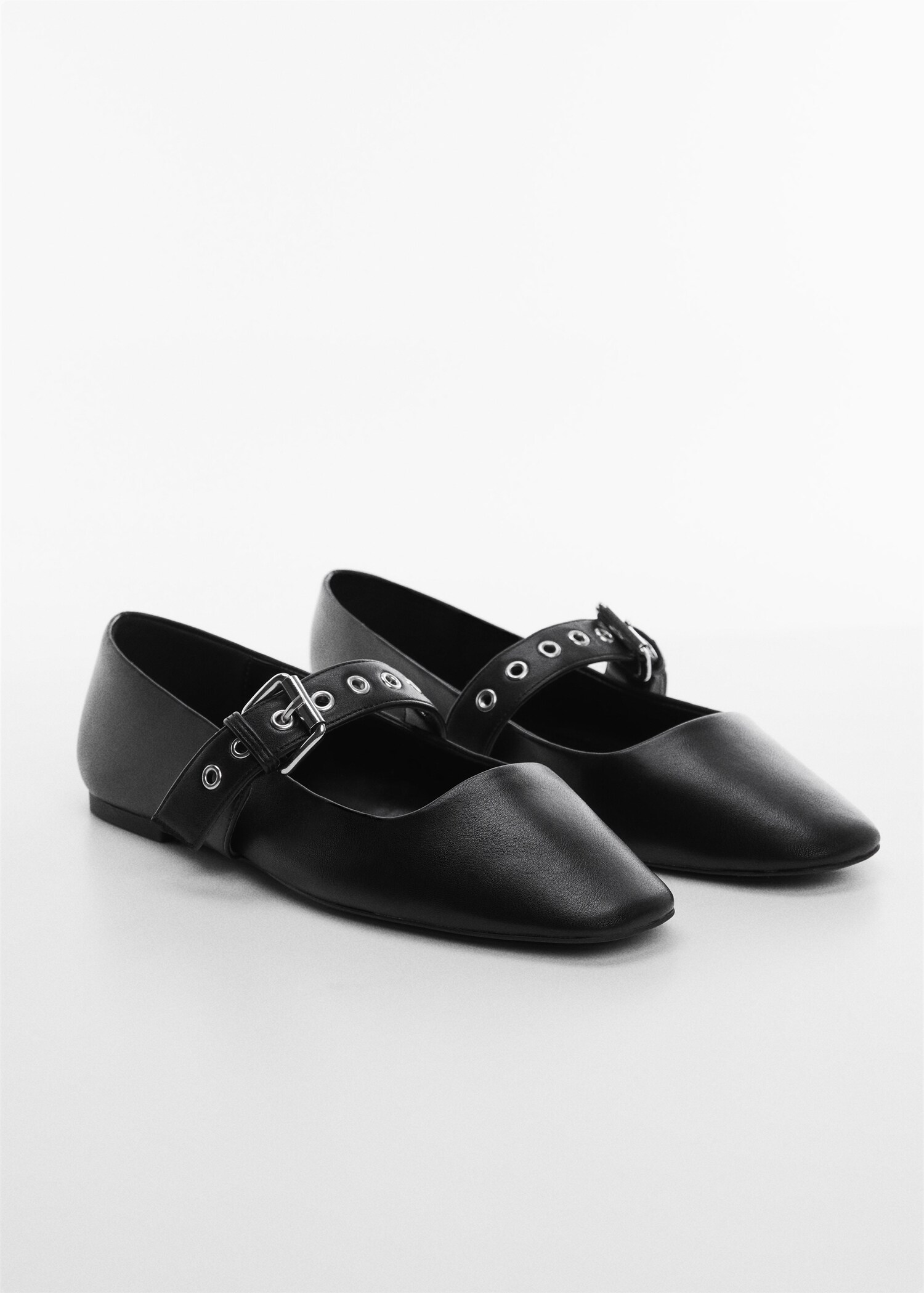 Zapato hebilla tachuelas - Plano medio