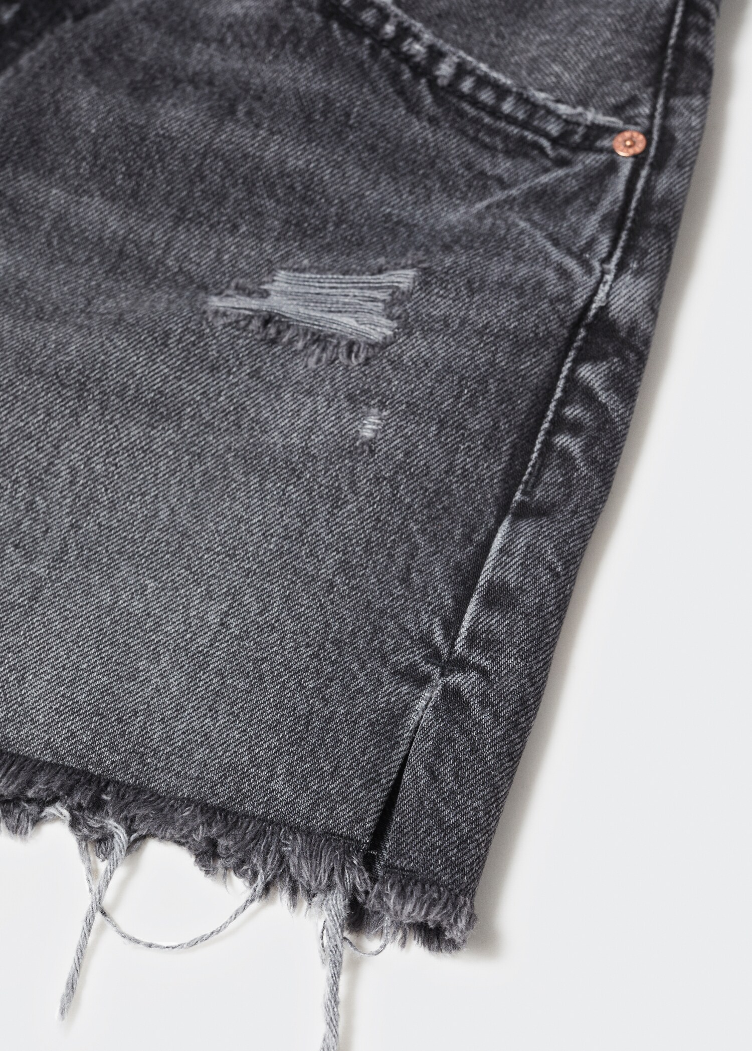 Gerade Shorts mit ausgefranstem Saum - Detail des Artikels 8