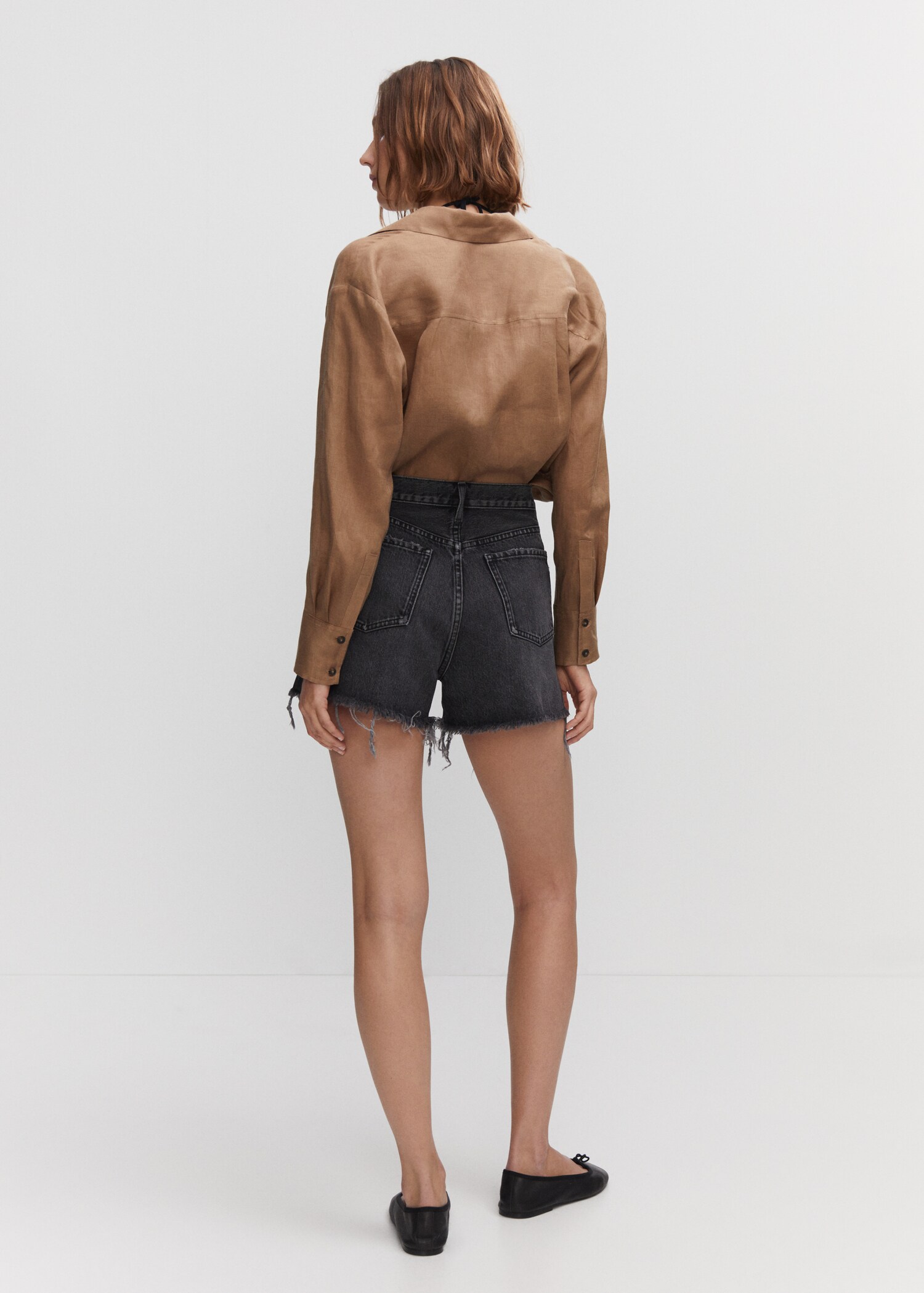 Gerade Shorts mit ausgefranstem Saum - Rückseite des Artikels