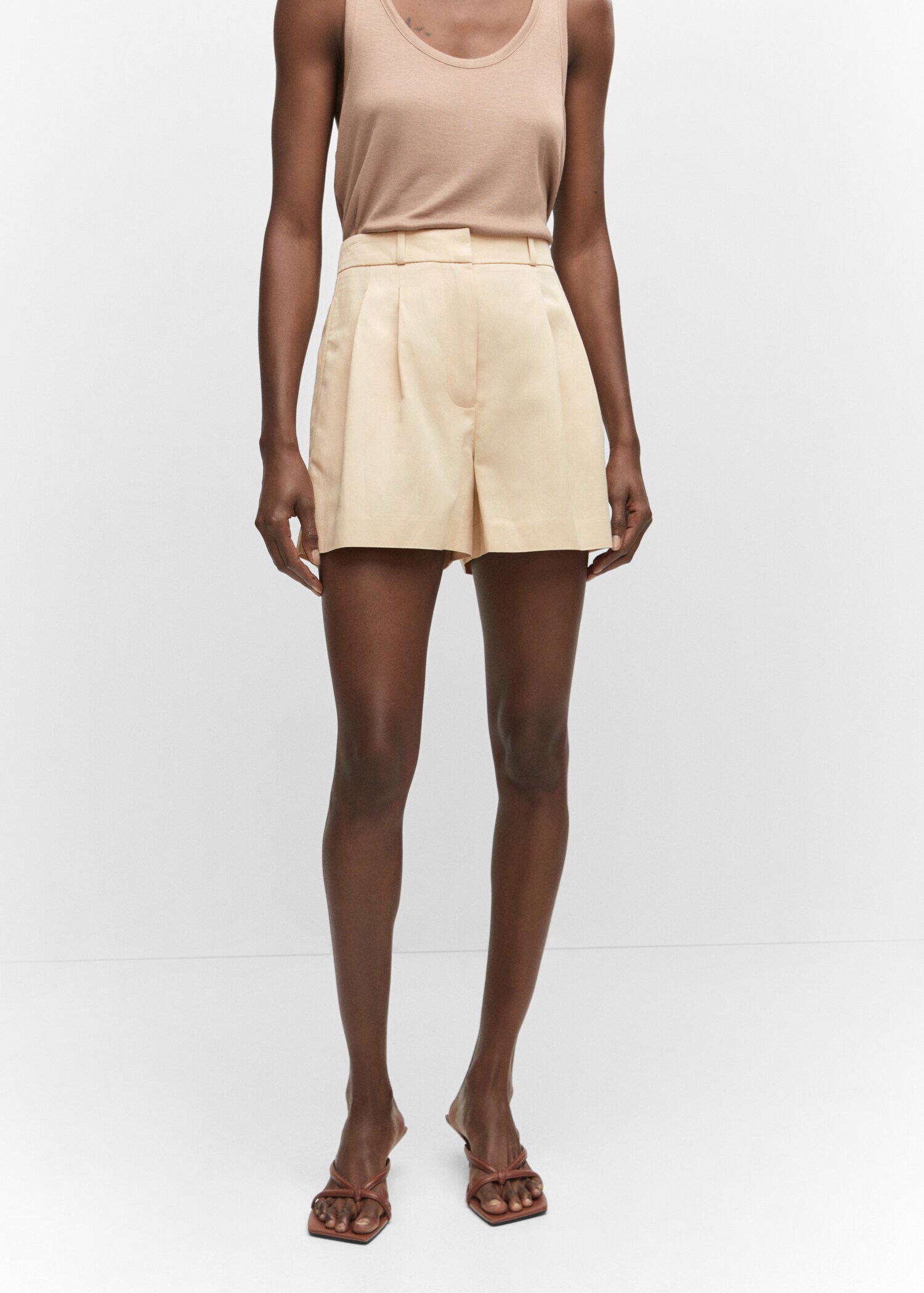 Pleated mid-rise shorts - Medium plane