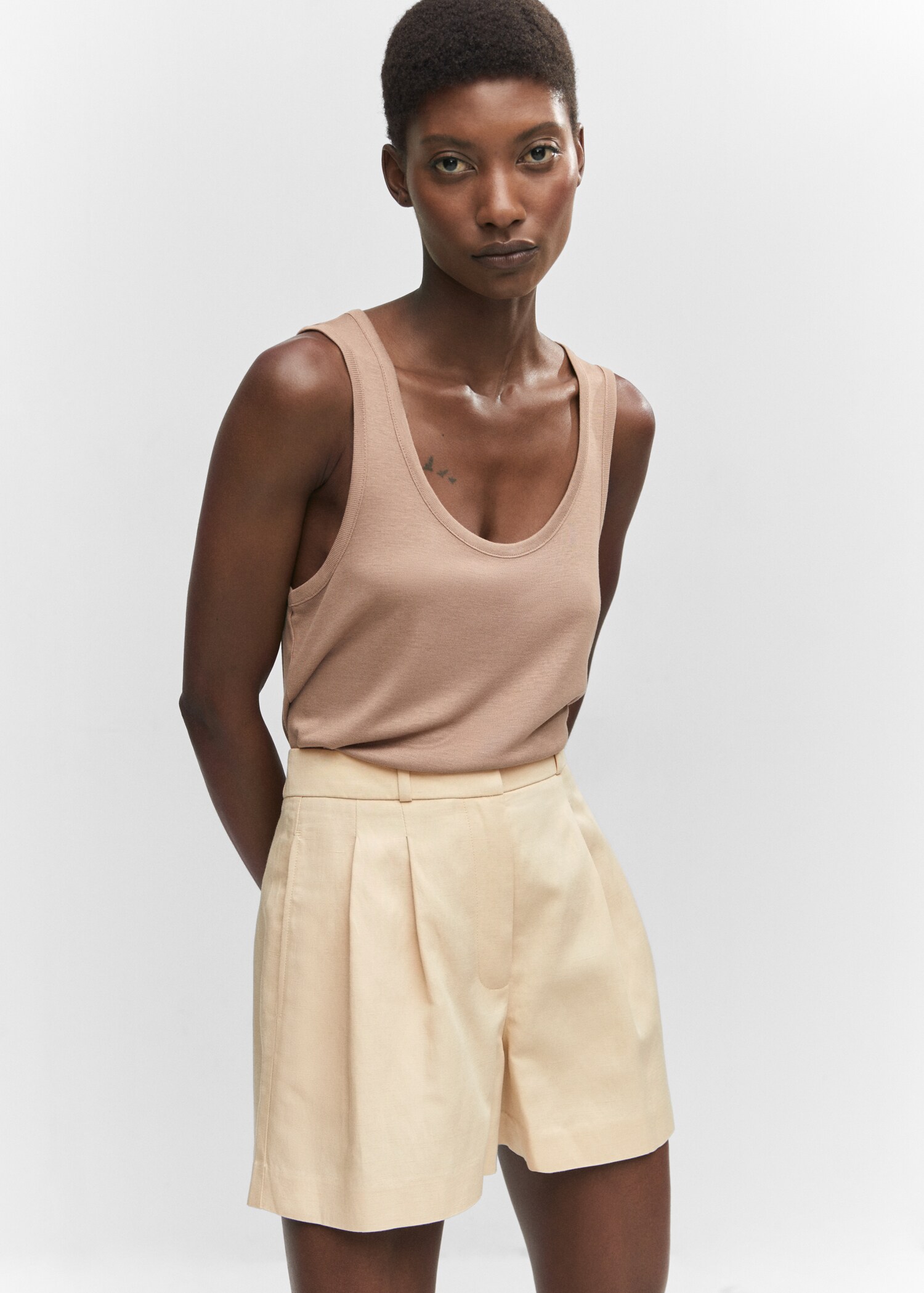 Pleated mid-rise shorts - Details of the article 1