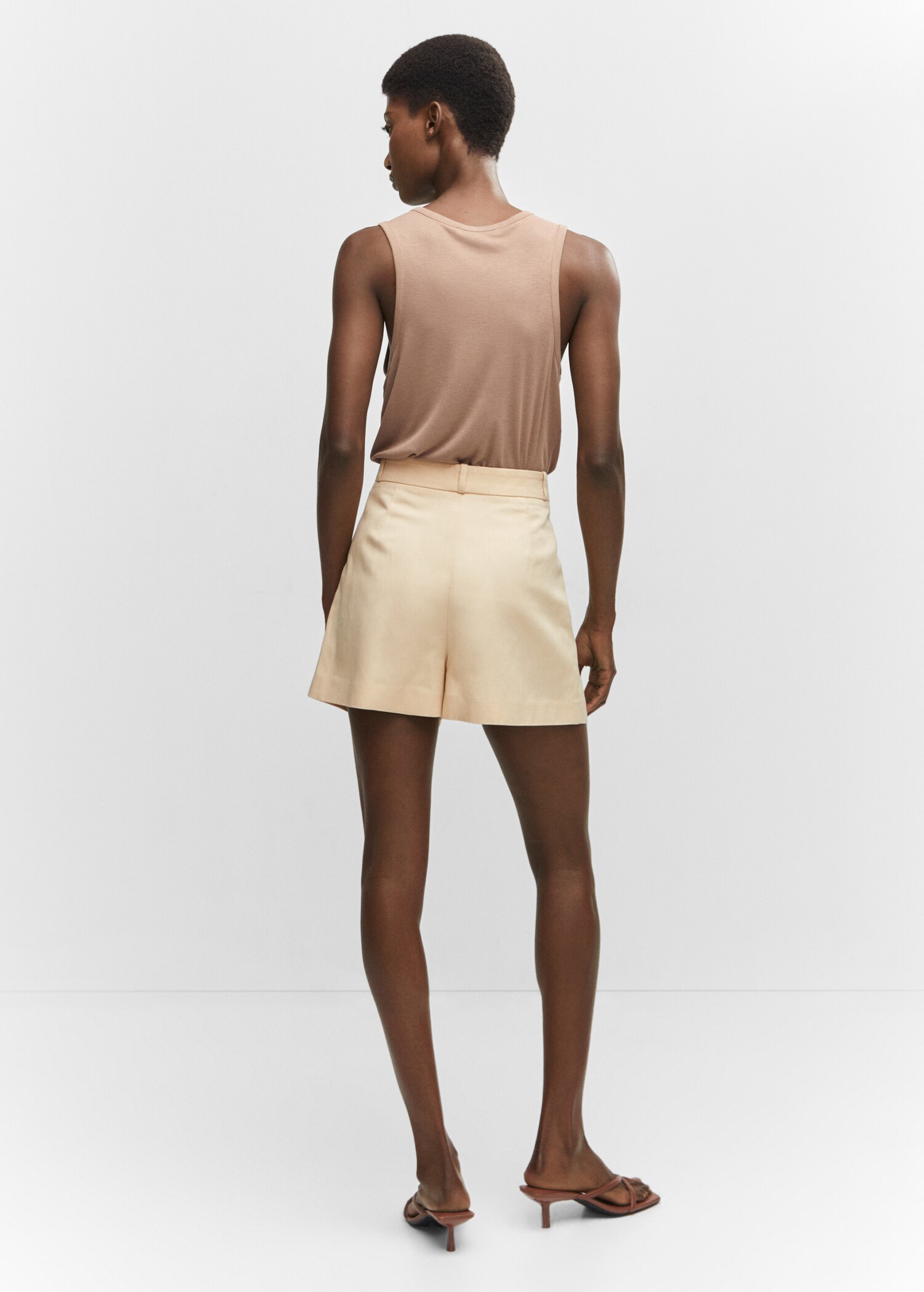 Pleated mid-rise shorts - Reverse of the article