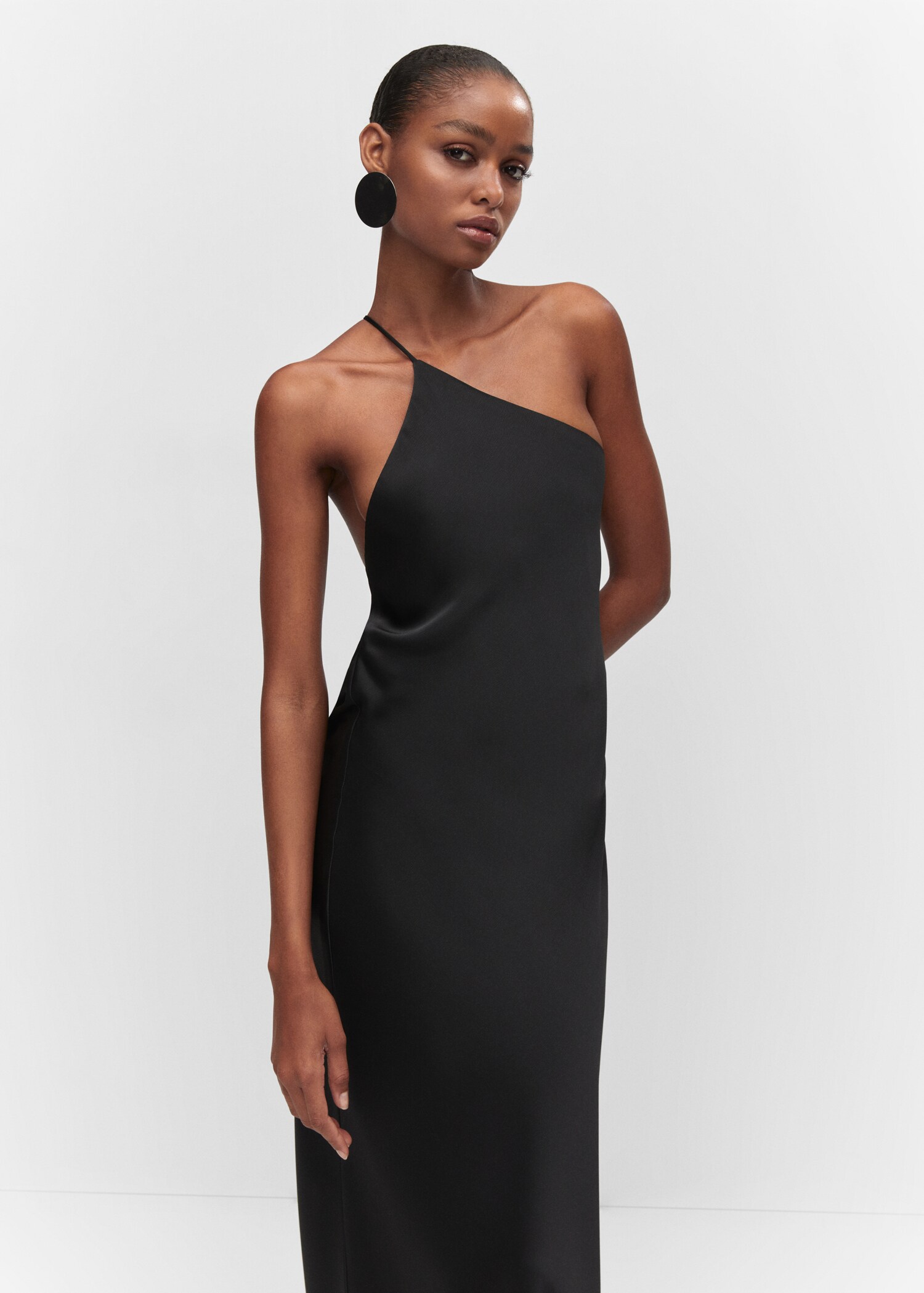 Vestido satinado espalda abierta - Plano medio