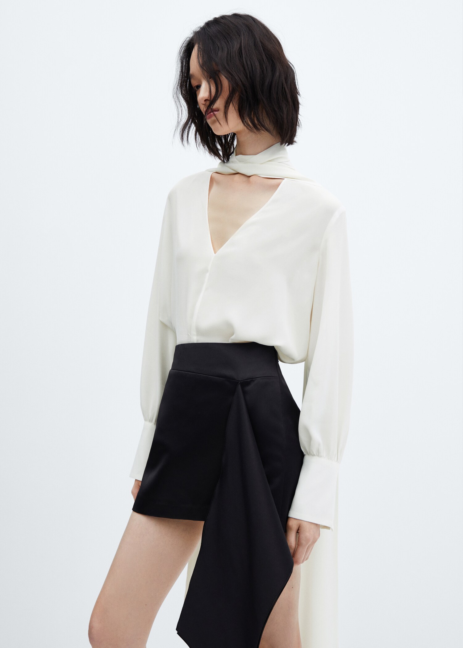 Bluse mit Schleifenkragen - Mittlere Ansicht