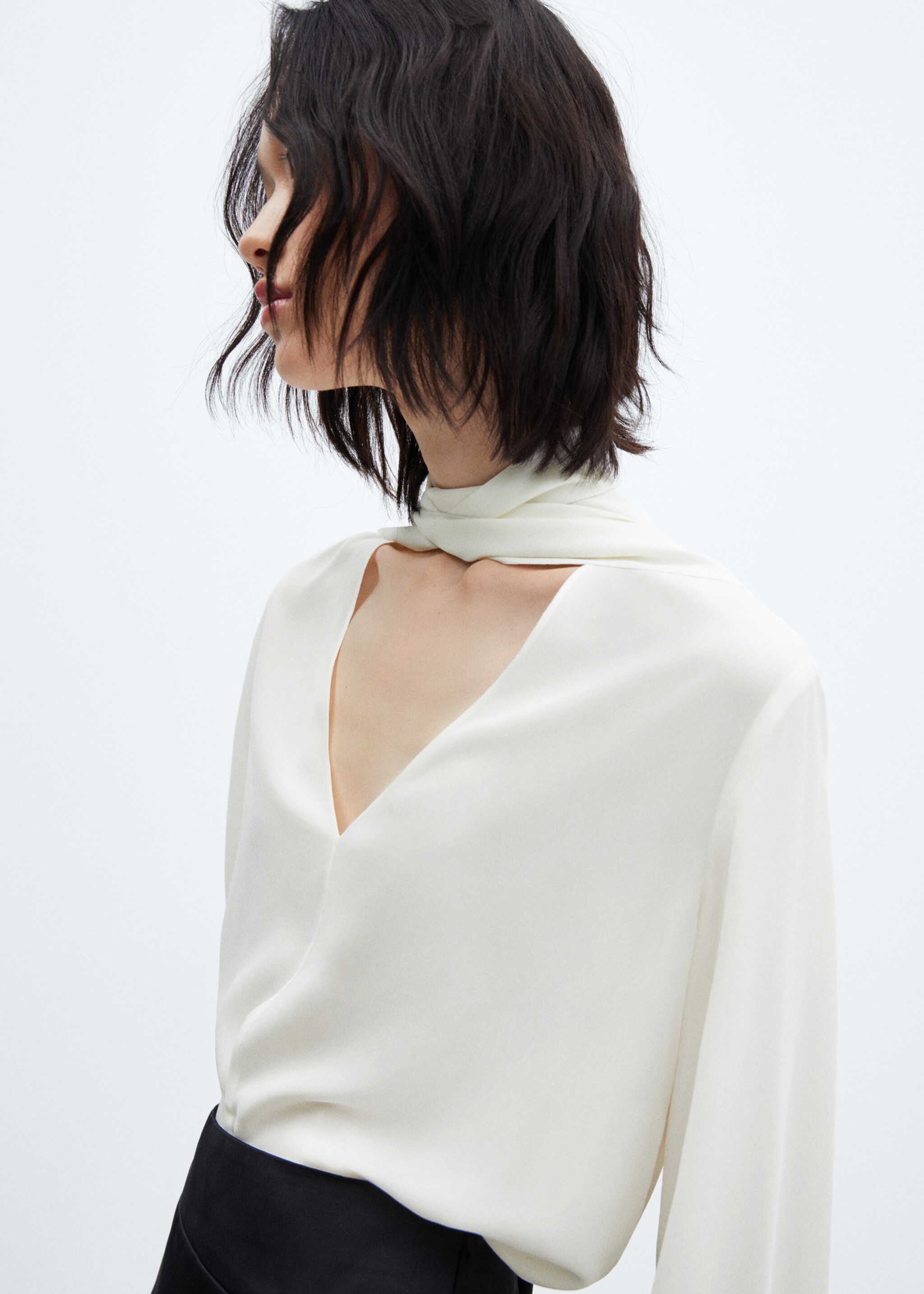Knut-nacke blus - Detaljer om artikeln 1, Benvit. Ref: 57003825-00.