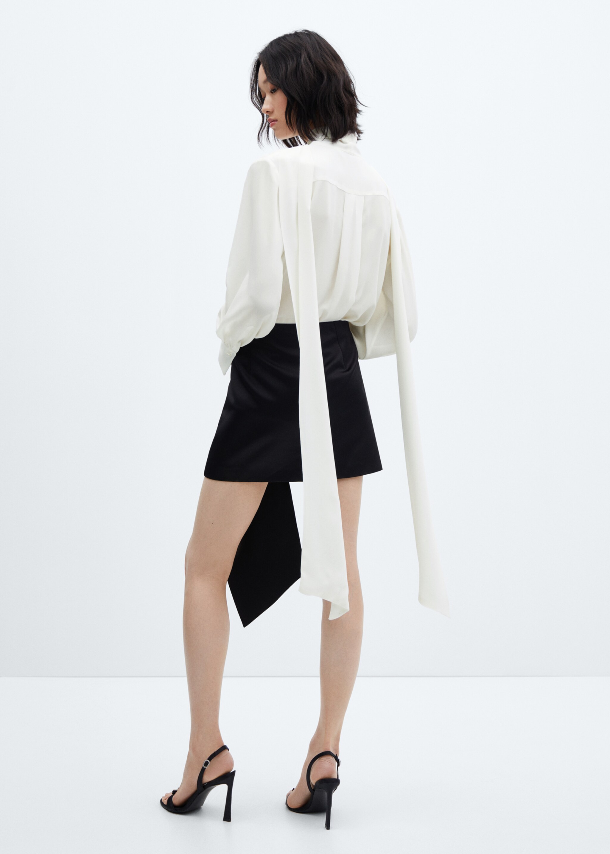 Knut-nacke blus - Artikelns baksida, Benvit. Ref: 57003825-00.