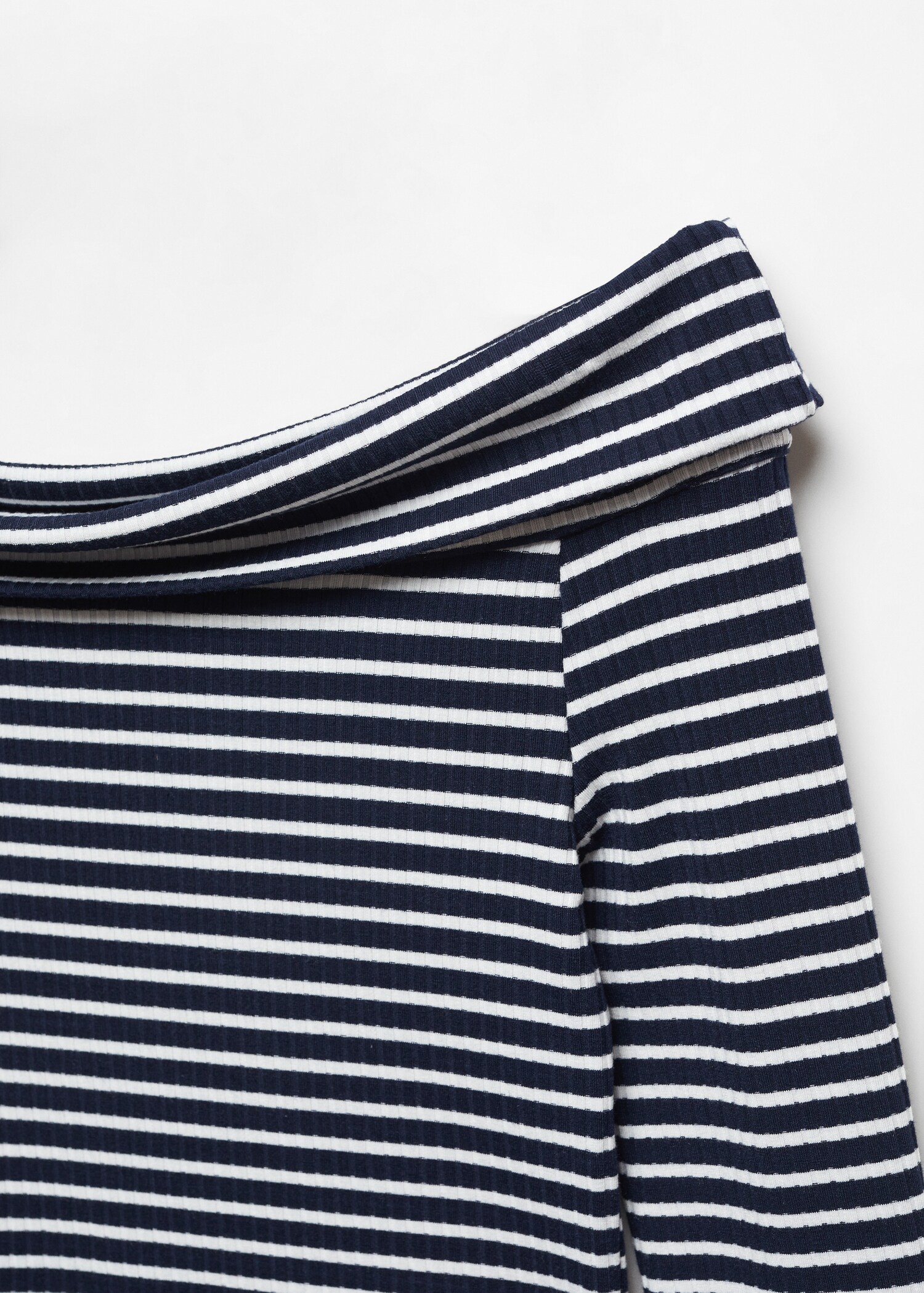 Off-shoulder stipes t-shirt - Details of the article 8
