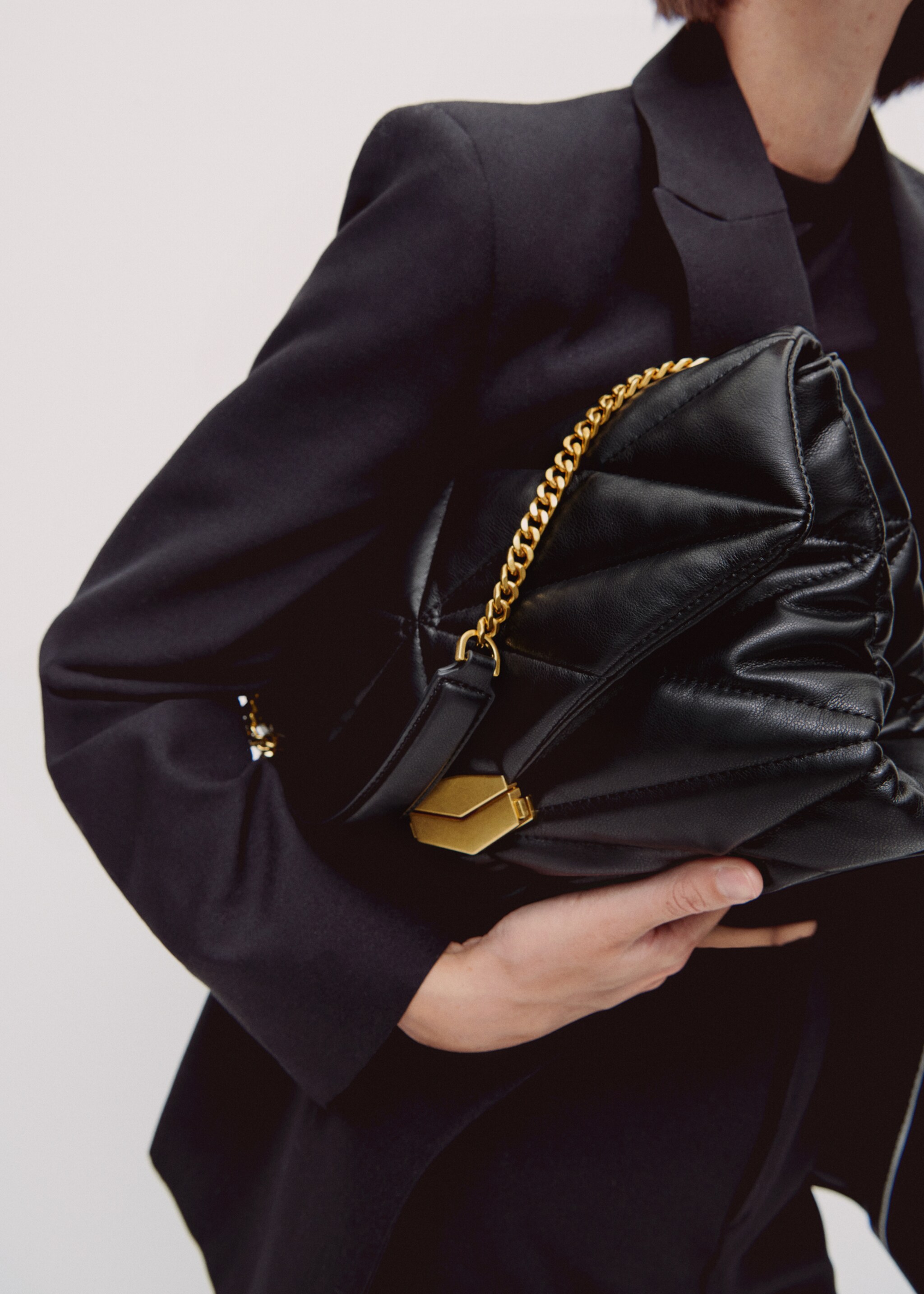 Sac matelassé rabat - Détail de l'article 9, Noir. Ref: 57004428-00.