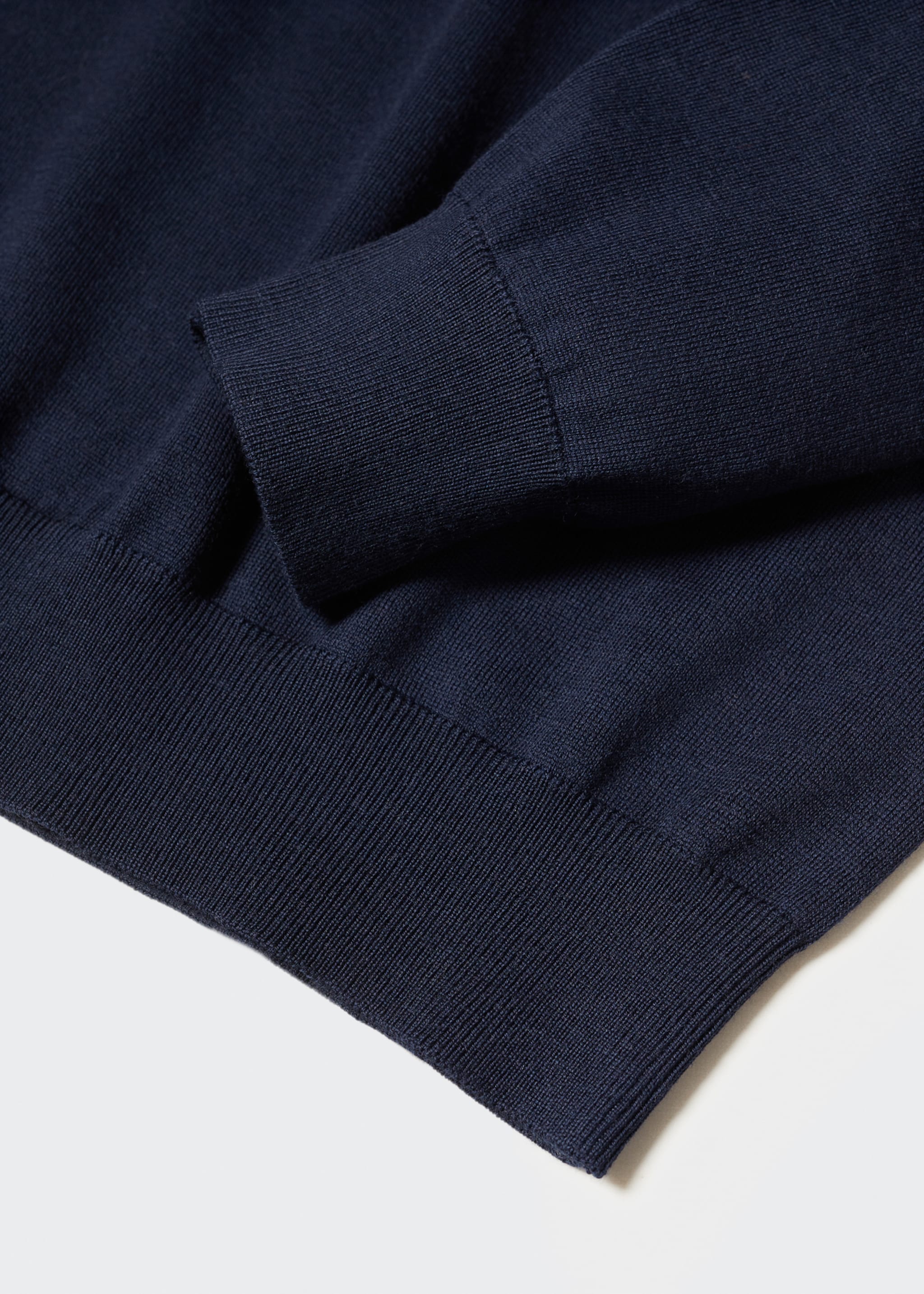 100% merino wool V-neck sweater - Details of the article 8