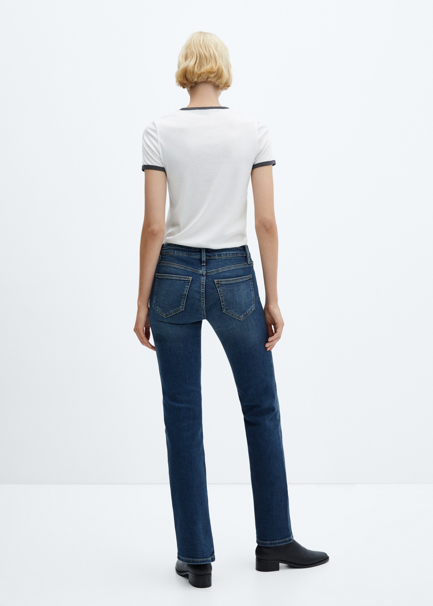 Flare-Jeans mit niedrigem Bund - Rückseite des Artikels