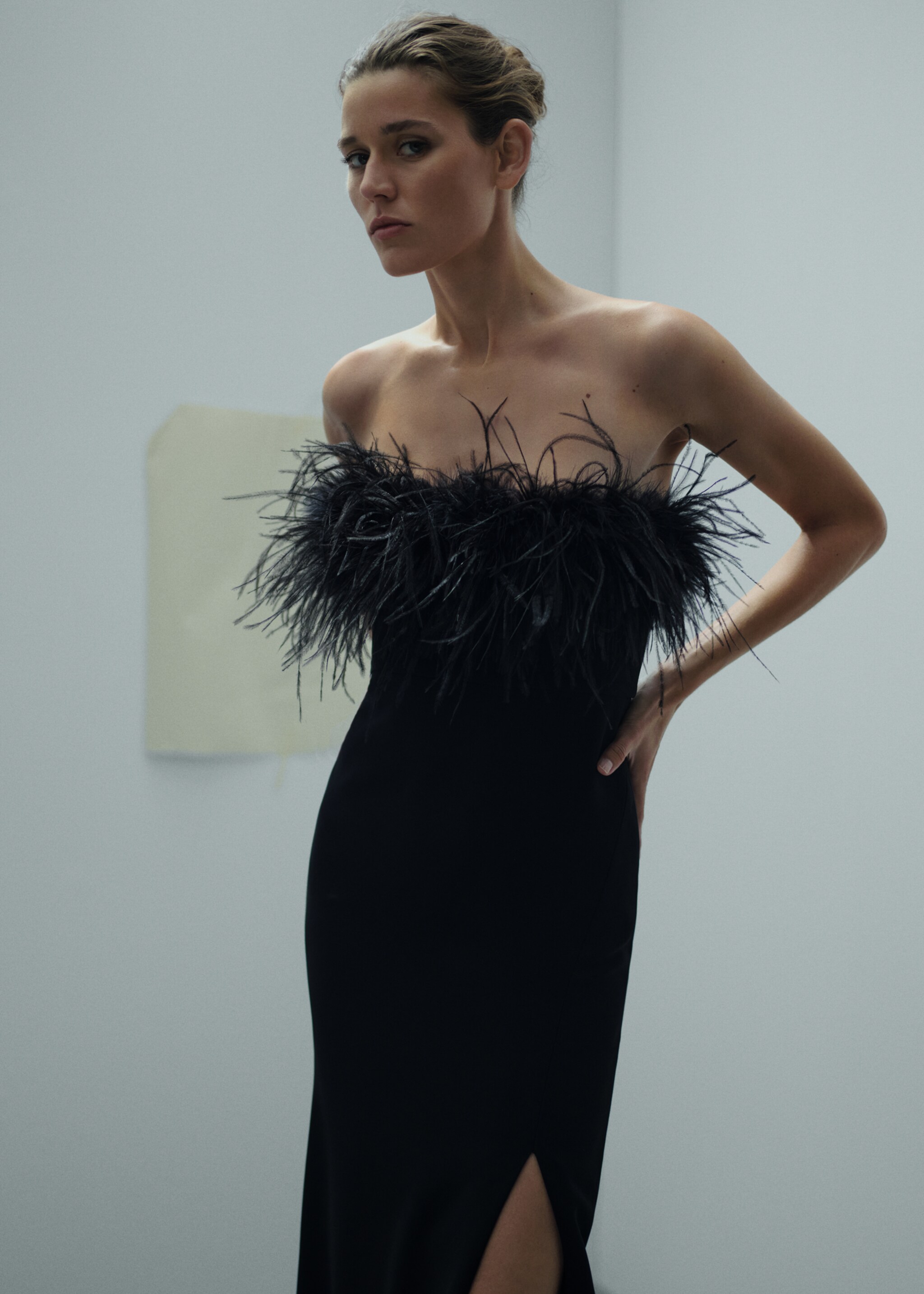 Strapless dress with feather detail - Medium plane, Black. Ref: 57005154-00.