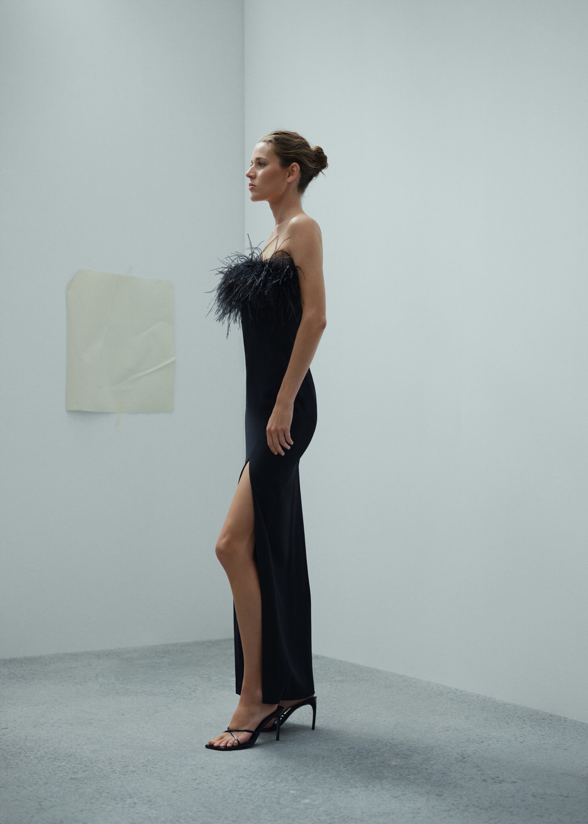 Strapless dress with feather detail - Details of the article 2, Black. Ref: 57005154-00.