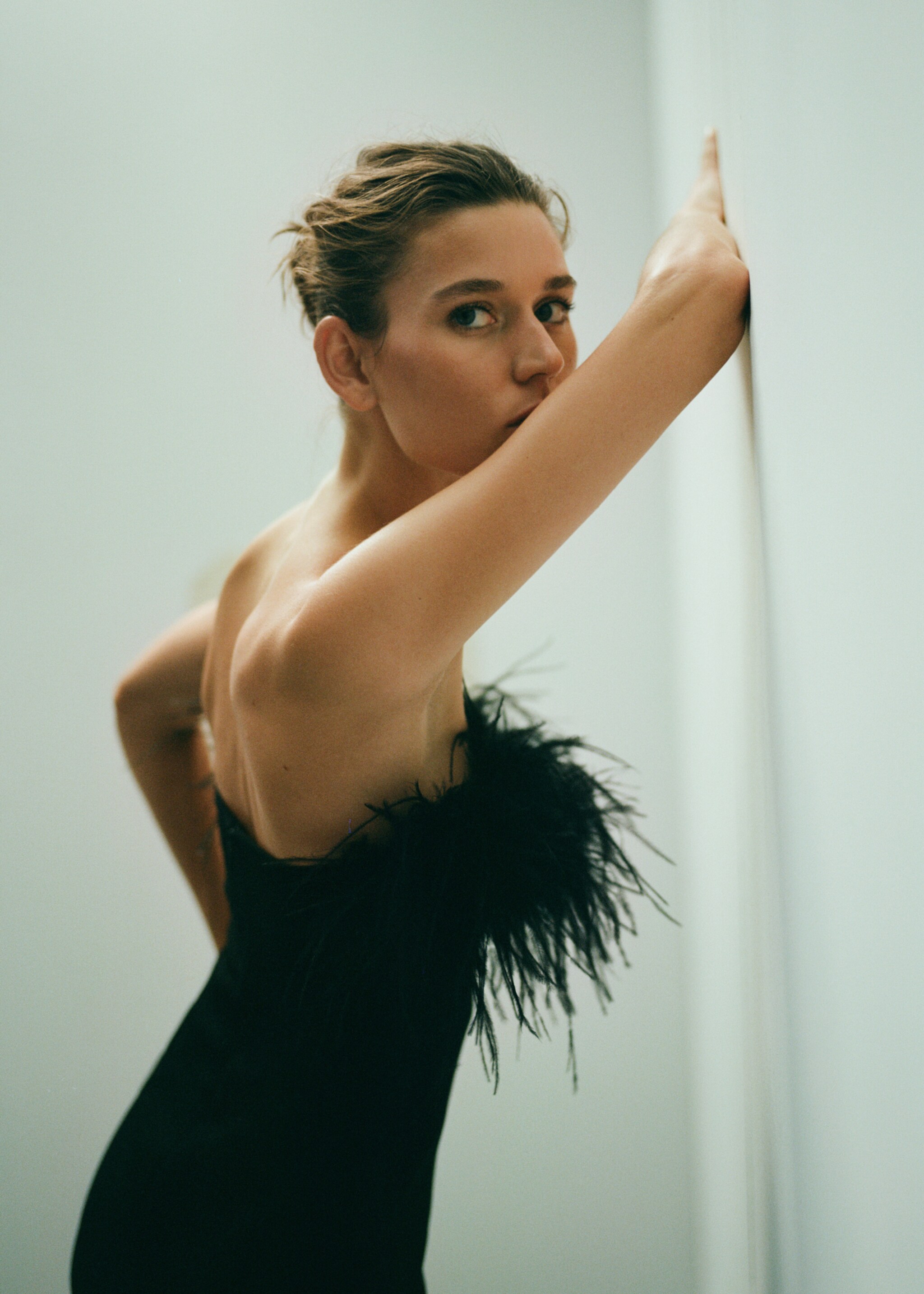 Strapless dress with feather detail - Details of the article 7, Black. Ref: 57005154-00.