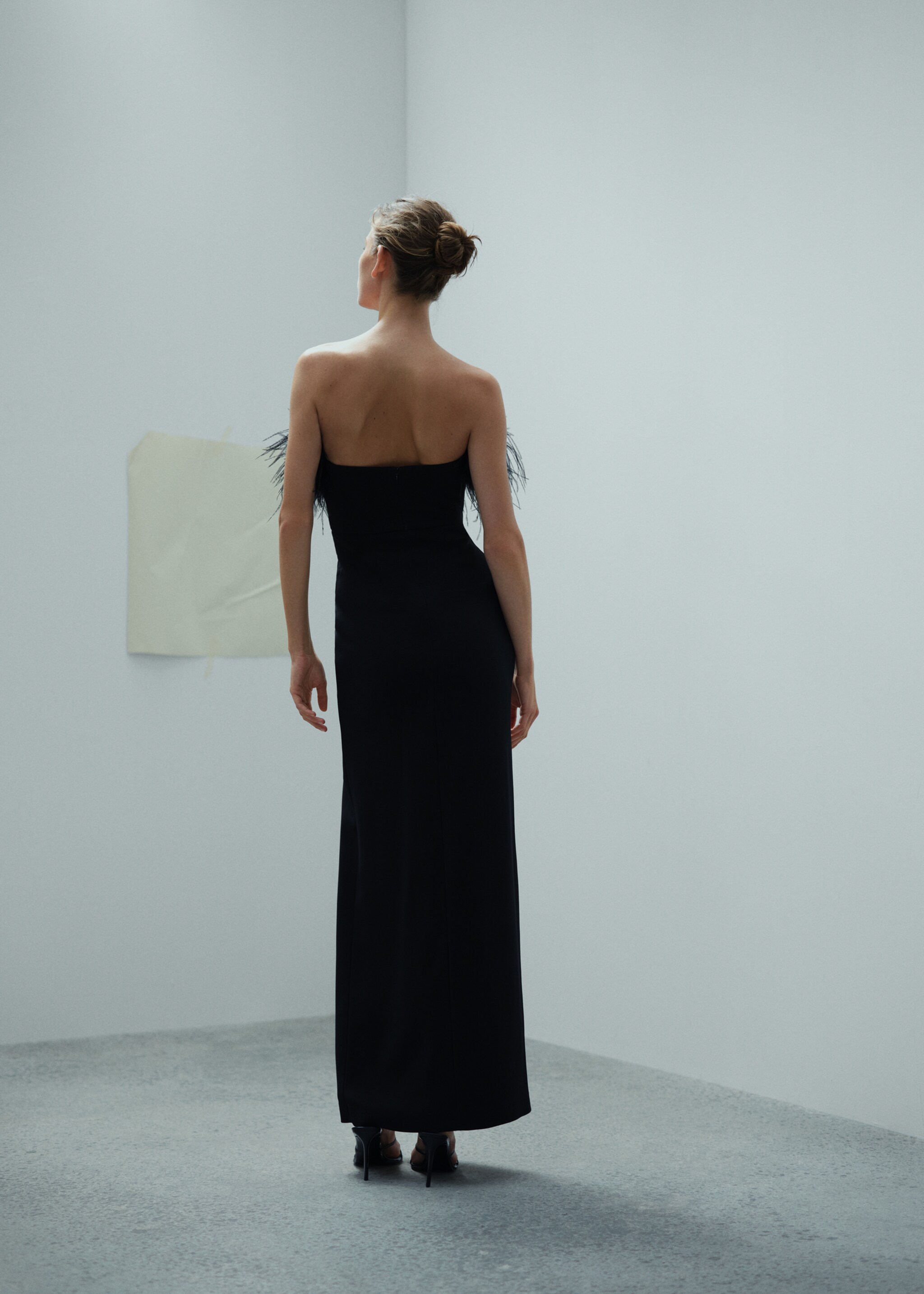 Strapless dress with feather detail - Reverse of the article, Black. Ref: 57005154-00.