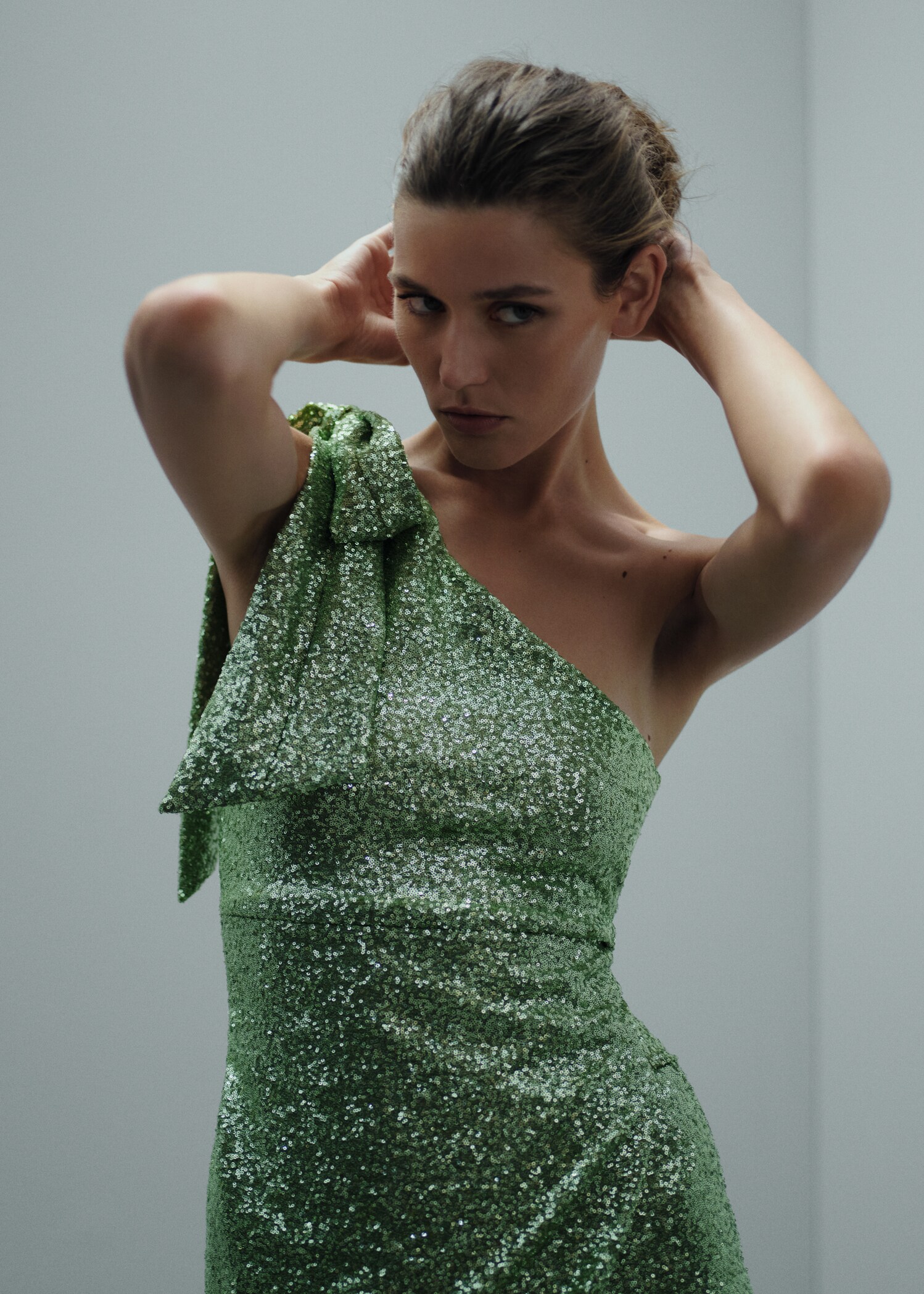 Asymmetrical sequin dress with bow - Medium plane