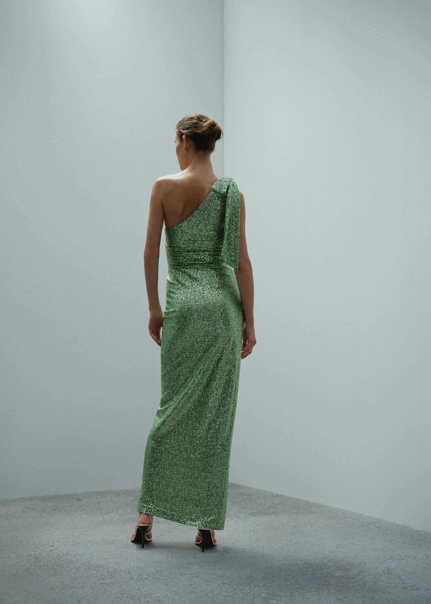 Asymmetrical sequin dress with bow - Reverse of the article