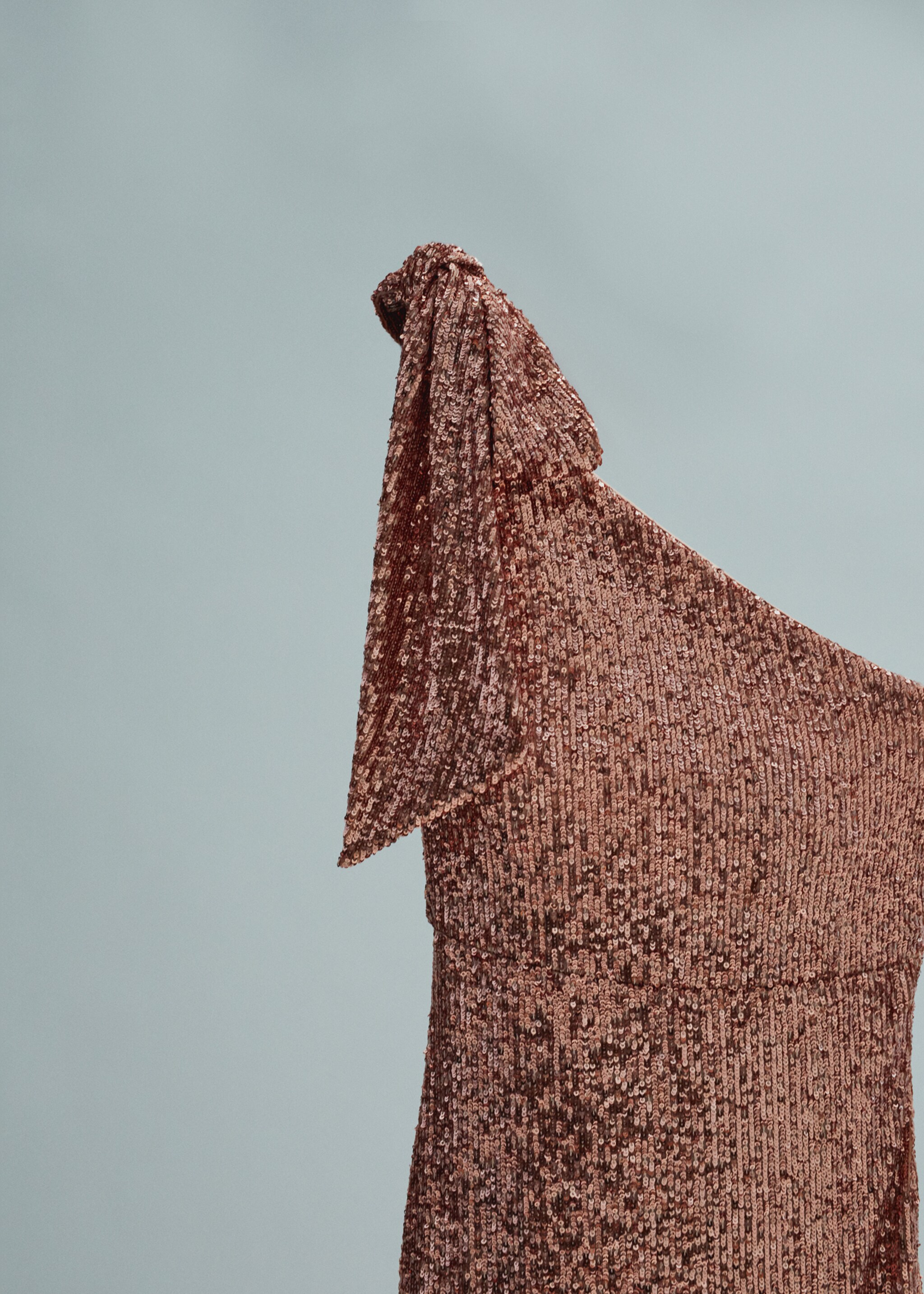 Vestido assimétrico com lantejoulas e laço - Pormenor do artigo 8