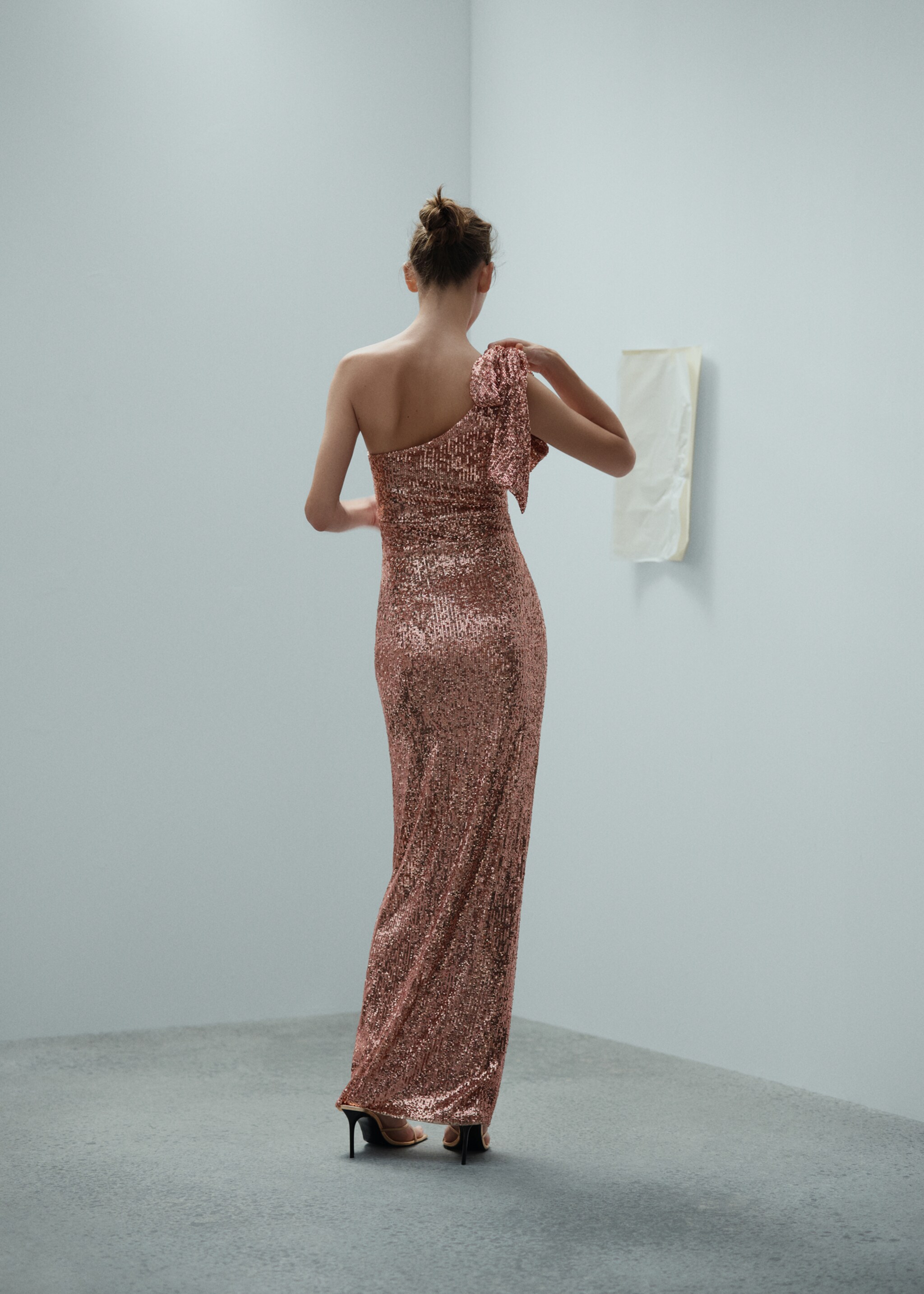 Vestido assimétrico com lantejoulas e laço - Verso do artigo