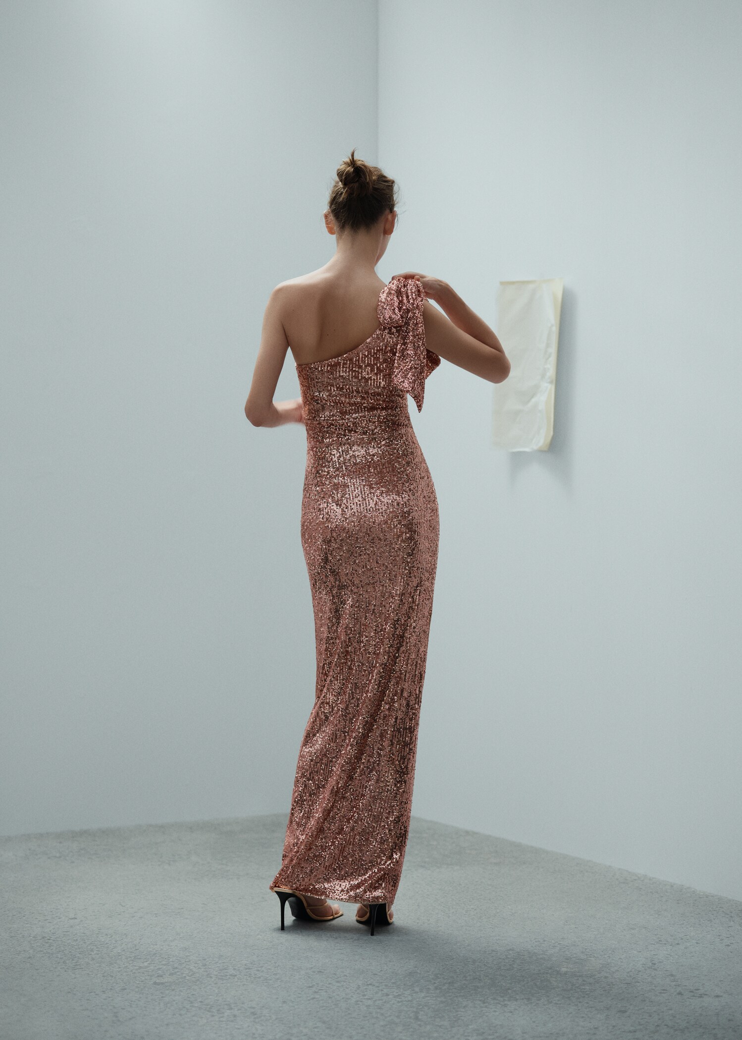 Asymmetrical sequin dress with bow - Reverse of the article