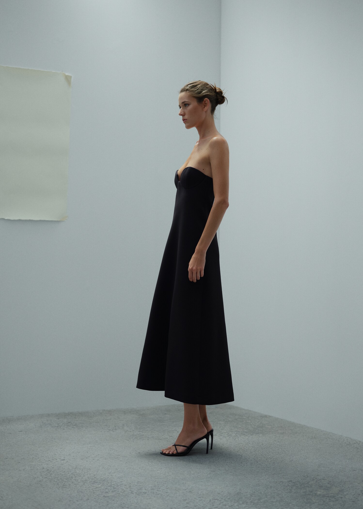 Vestido escote corazón estructurado - Plano medio
