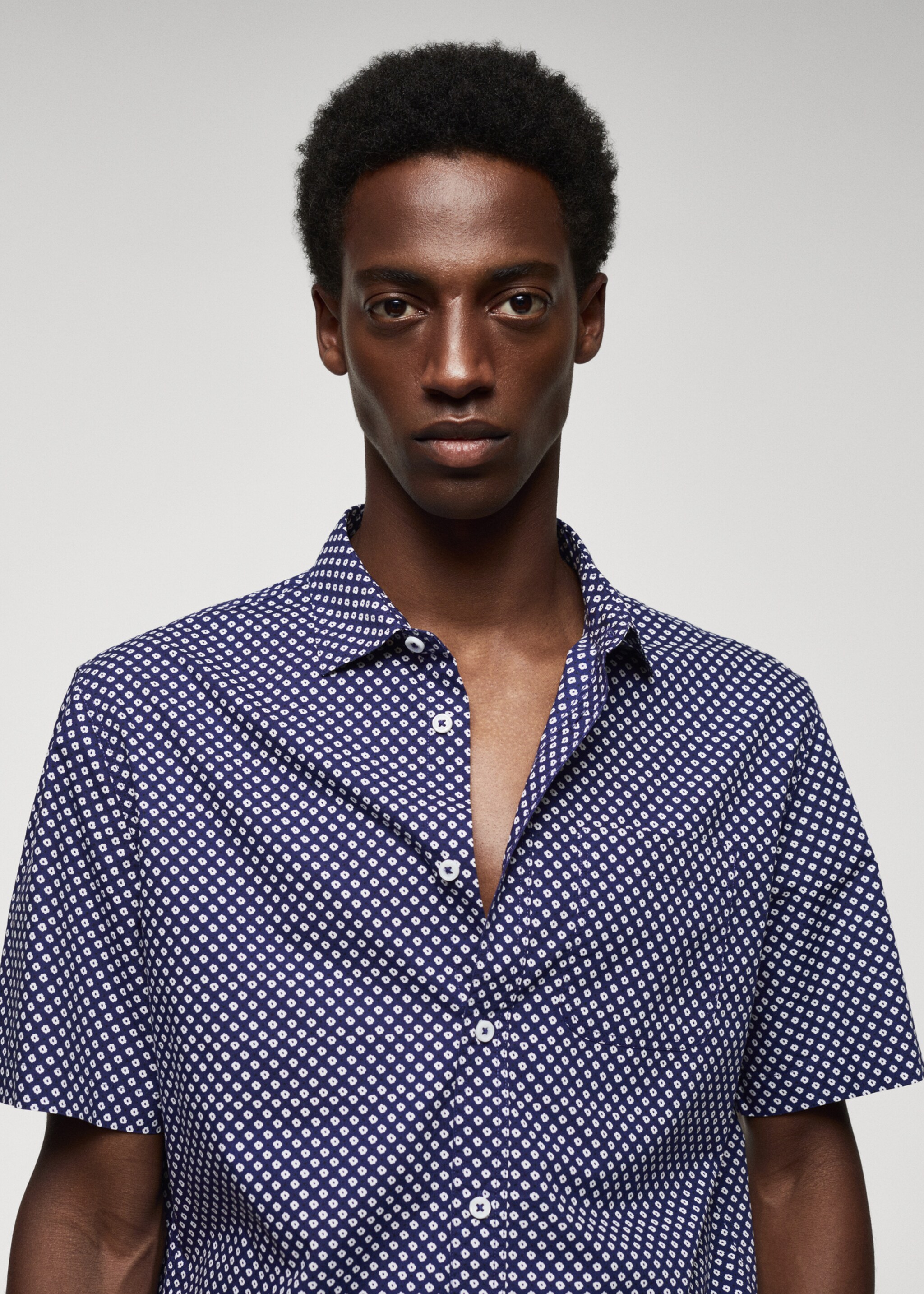 100% cotton short-sleeved mirco-patterned shirt - Details of the article 1, Ink Blue. Ref: 57005793-00.