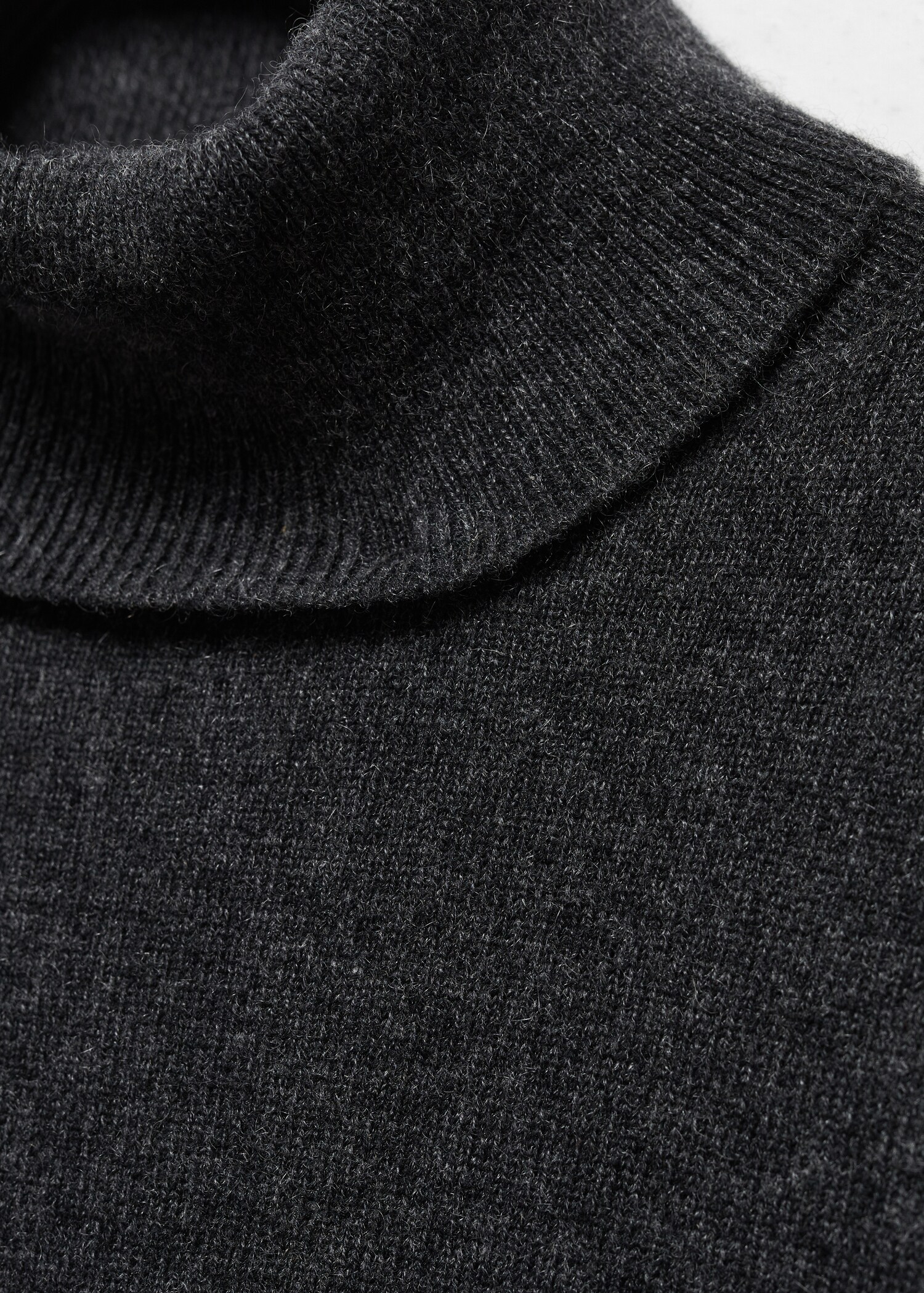 100% cashmere turtleneck sweater - Details of the article 8