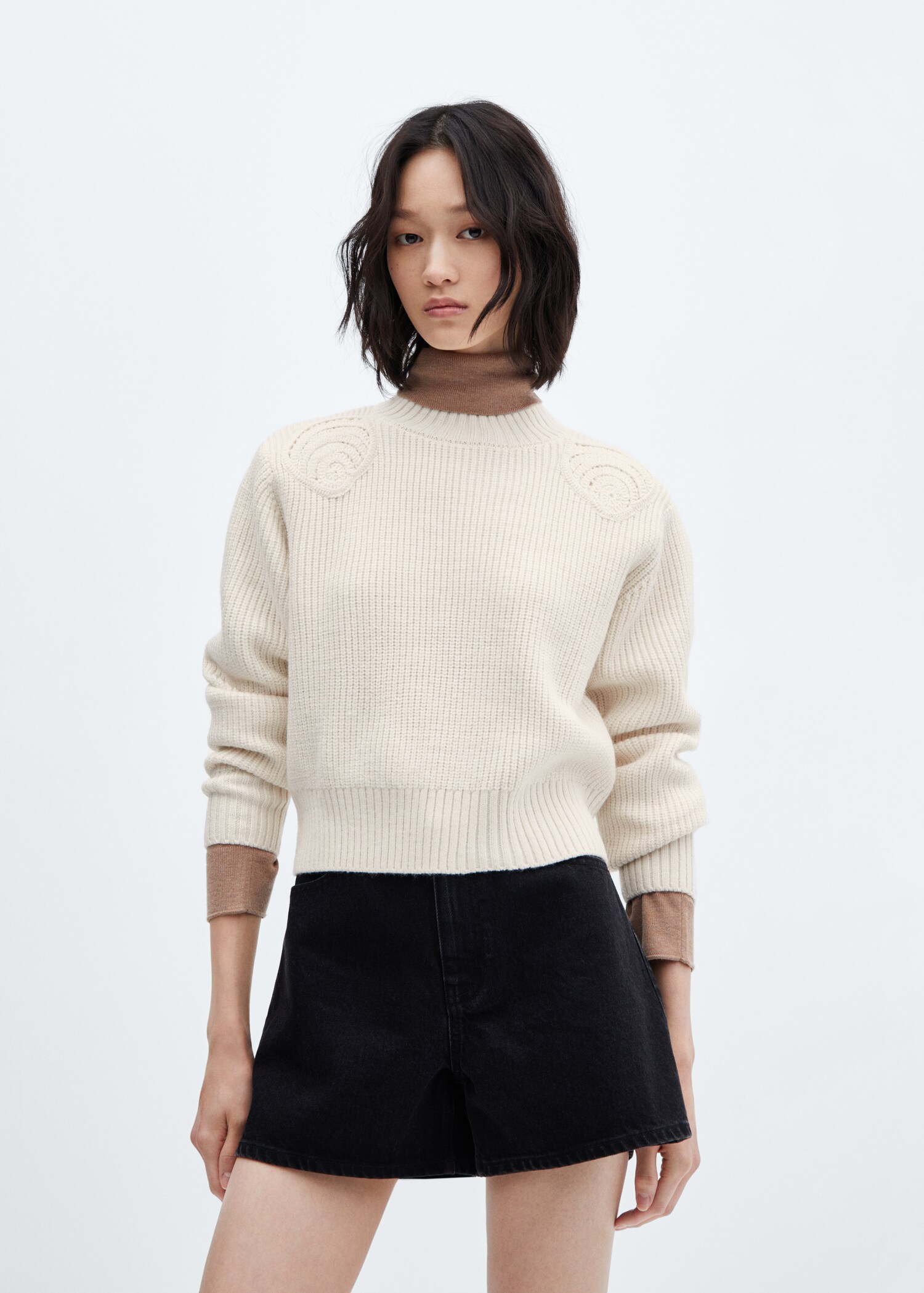 Pullover mit halbhohem Kragen und Schulterdetail - Mittlere Ansicht