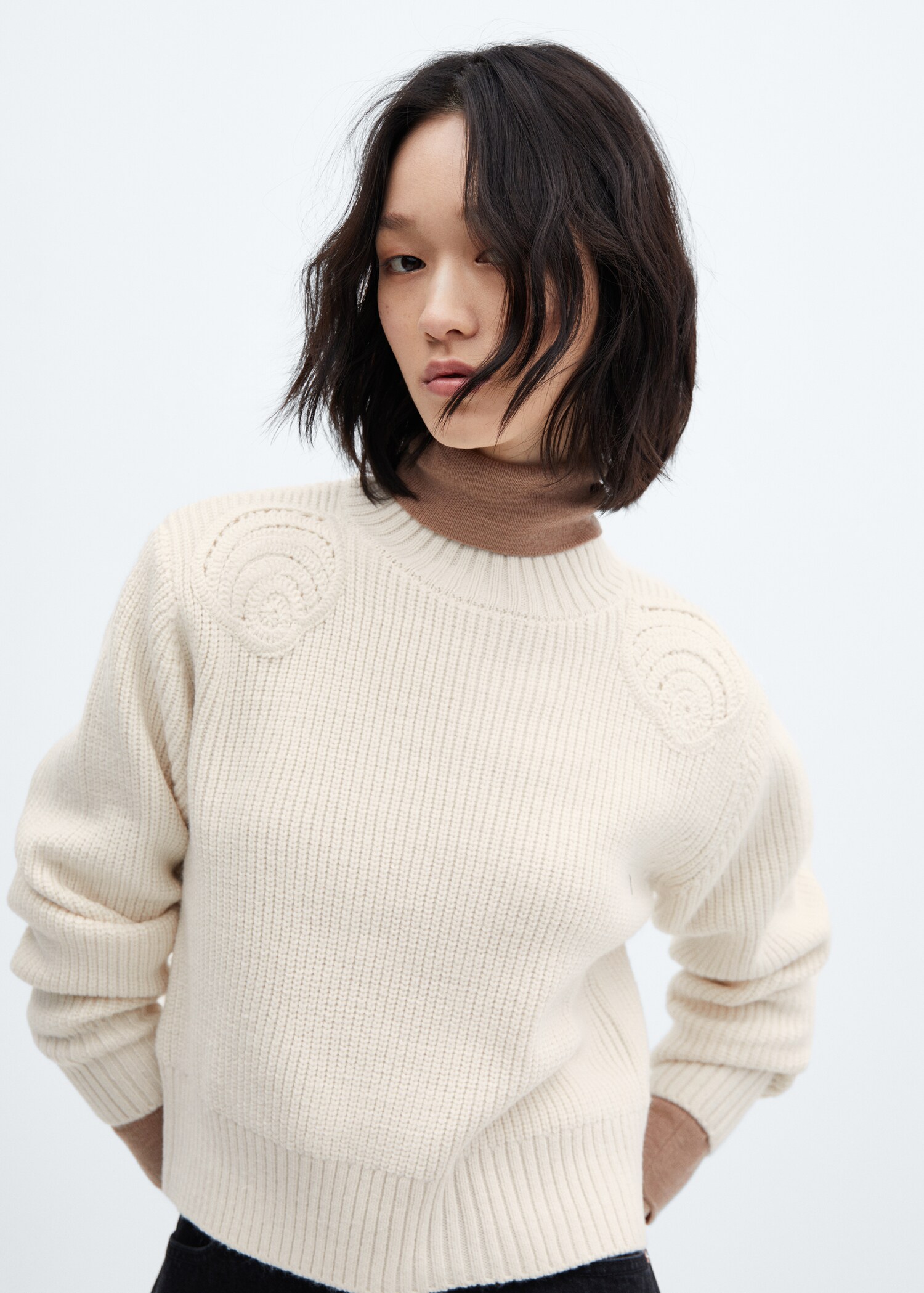 Pullover mit halbhohem Kragen und Schulterdetail - Detail des Artikels 1