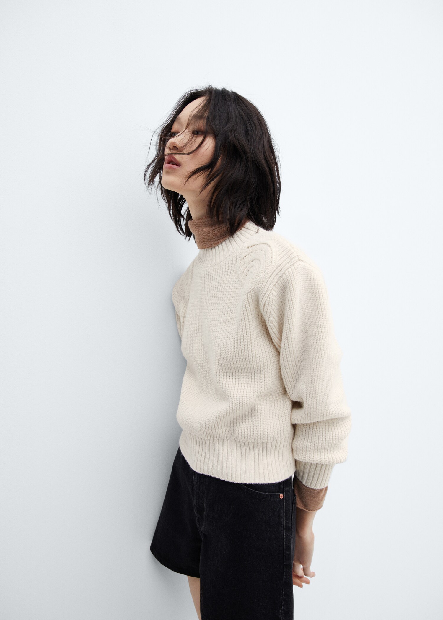 Pullover mit halbhohem Kragen und Schulterdetail - Detail des Artikels 2