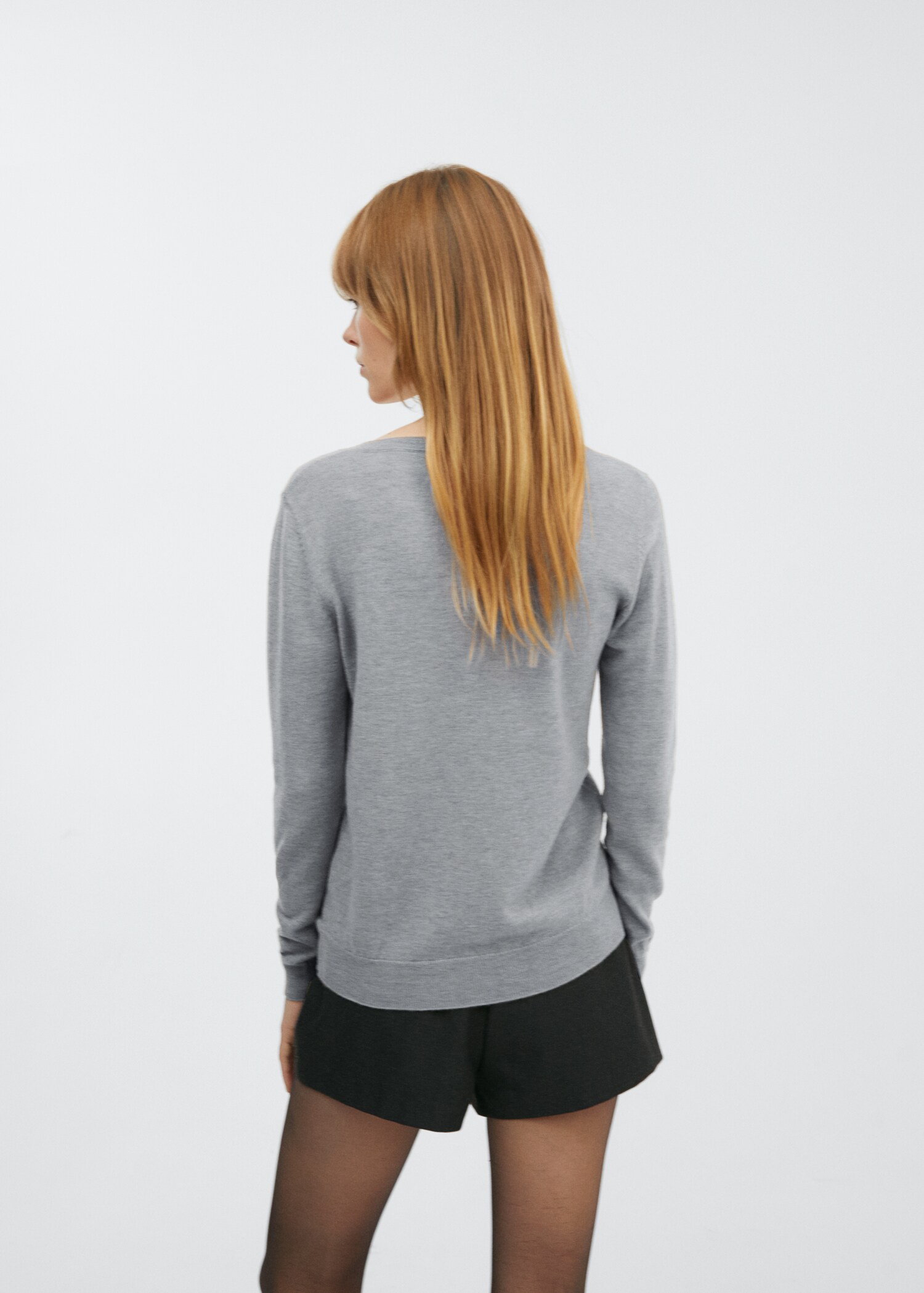 V-neck wool sweater - Reverse of the article