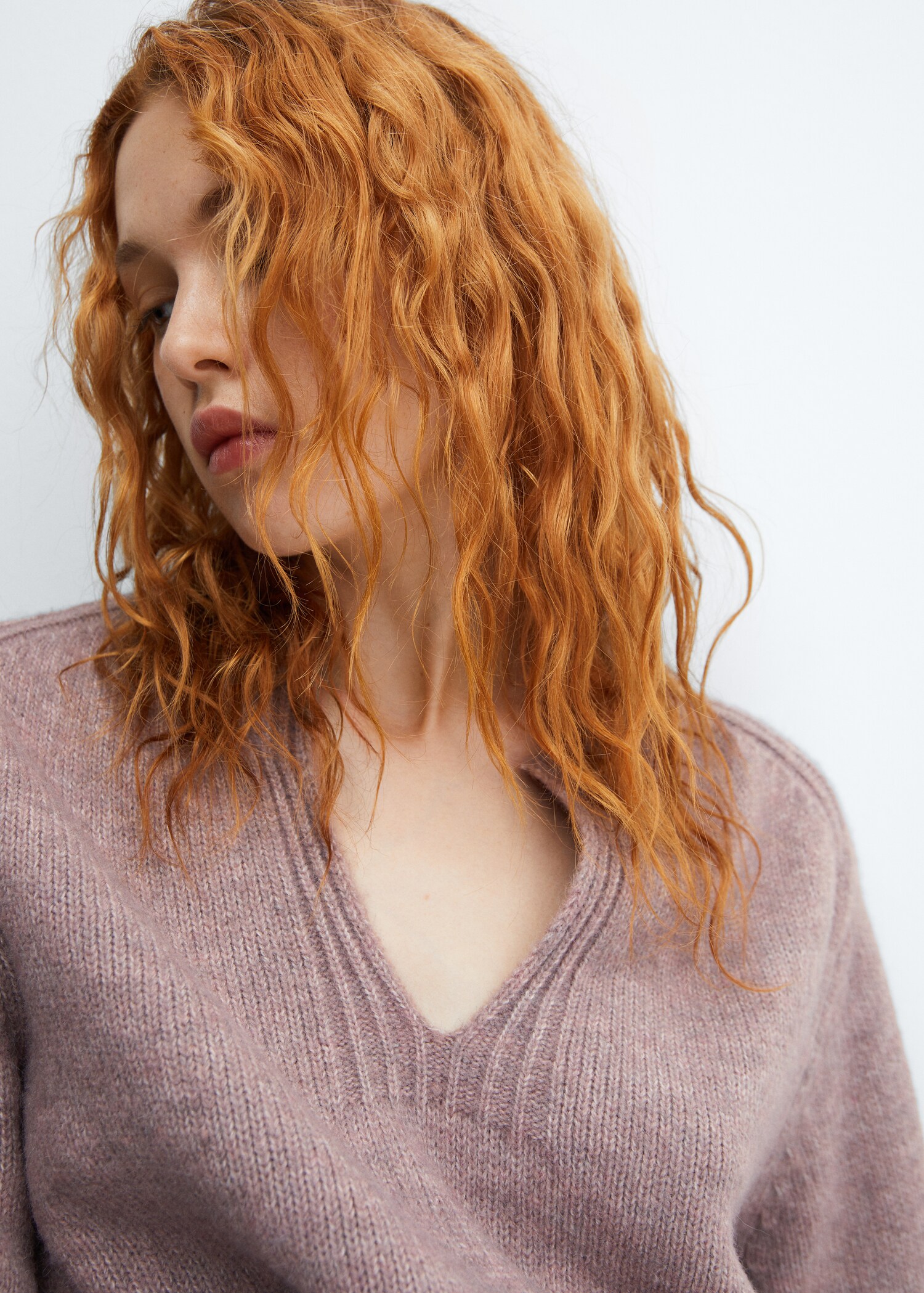 V-neck round-neck sweater - Details of the article 1