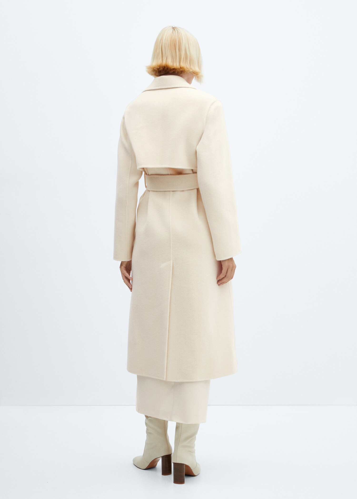 Wool coat with handmade belt - Reverse of the article