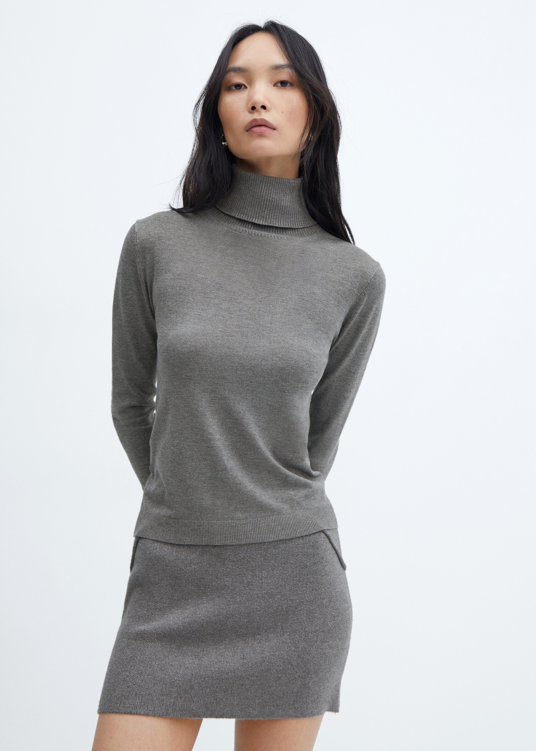 Pull-over maille fine col roulé - Plan moyen