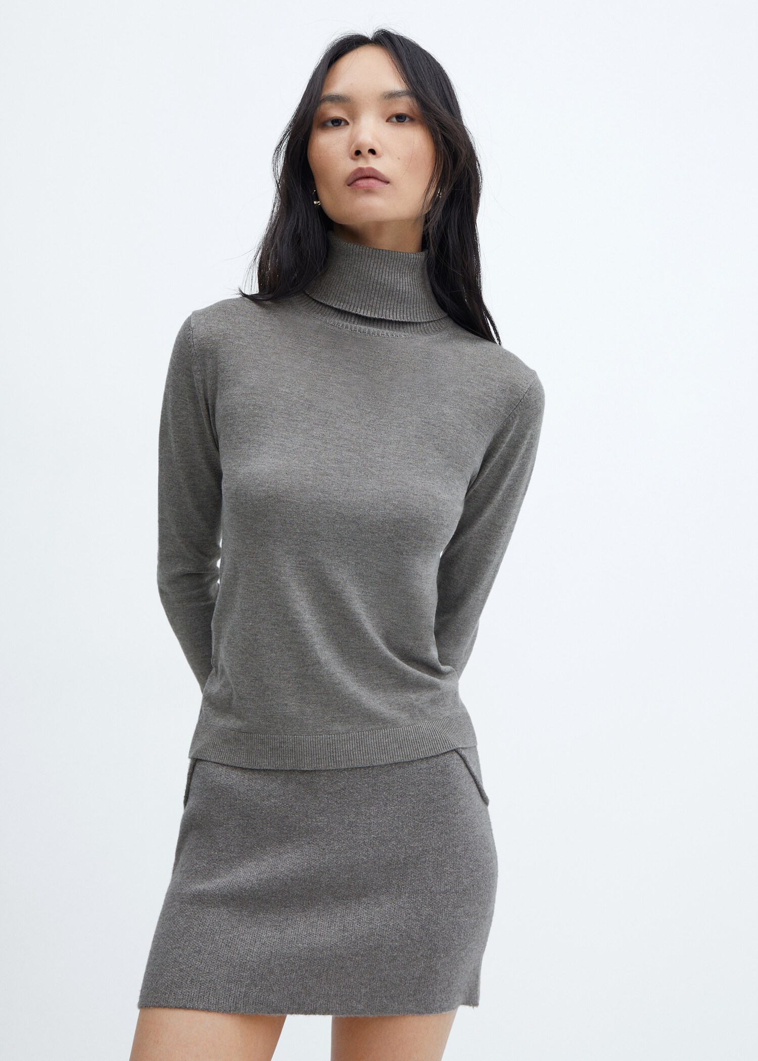 Pull-over maille fine col roulé - Plan moyen