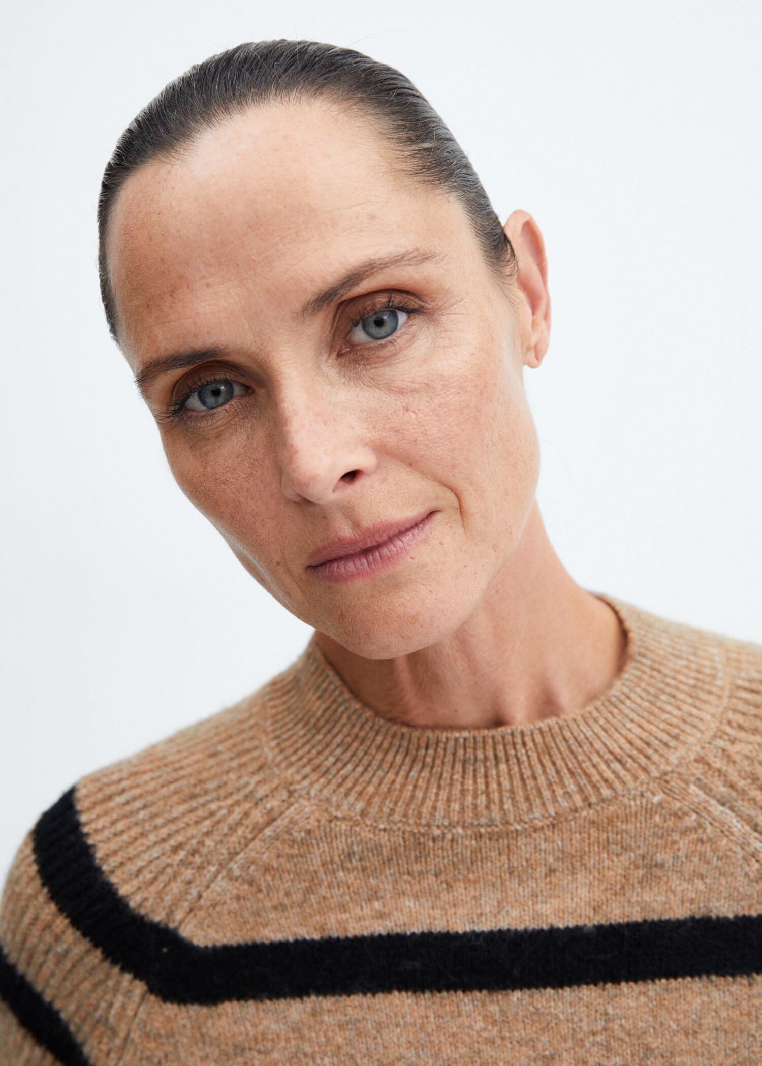 Round-neck striped sweater - Details of the article 1