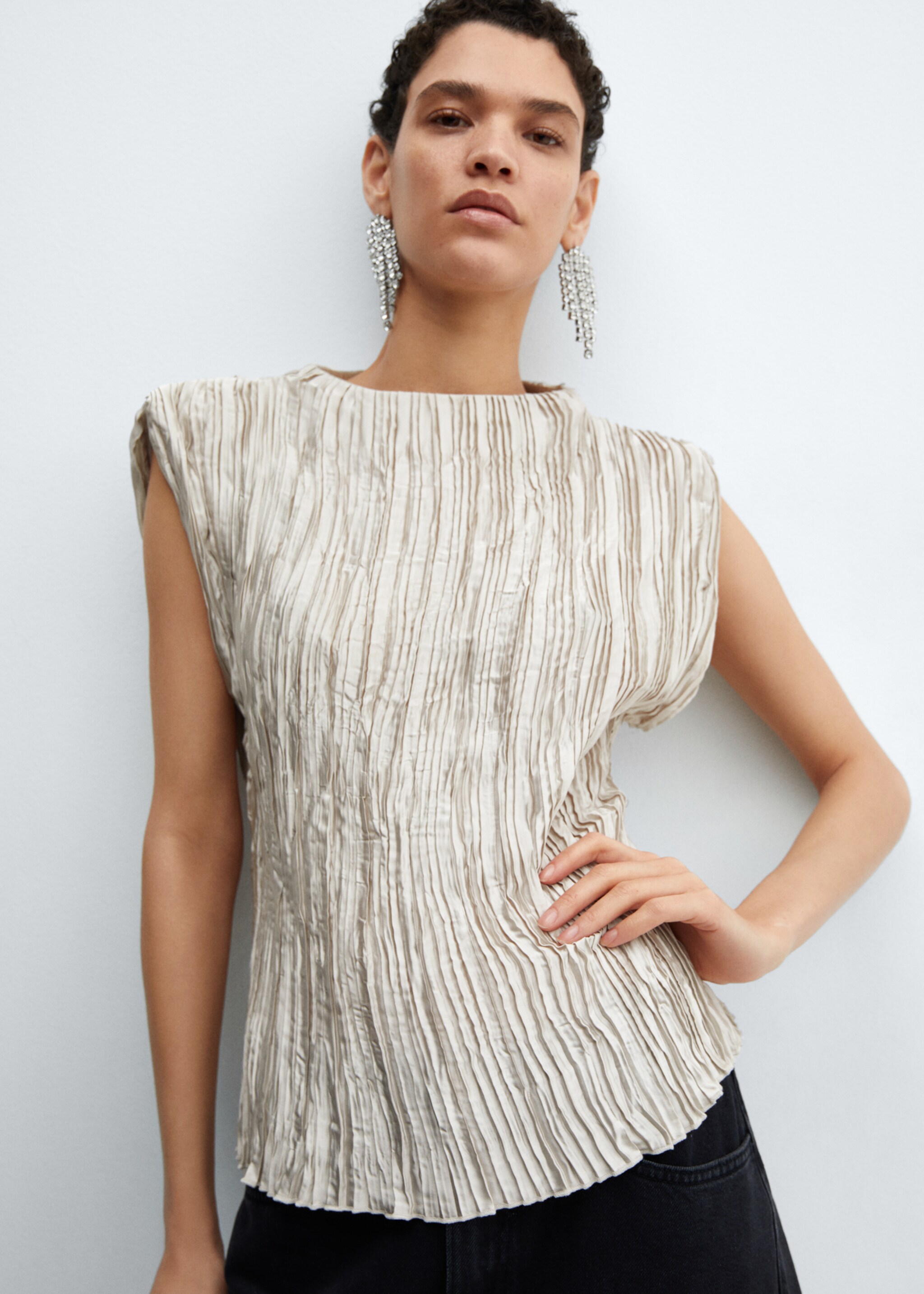 Satinierte Bluse mit Plisséedetails - Detail des Artikels 2, Hellgrau/Pastellgrau. Ref: 57009101-00.