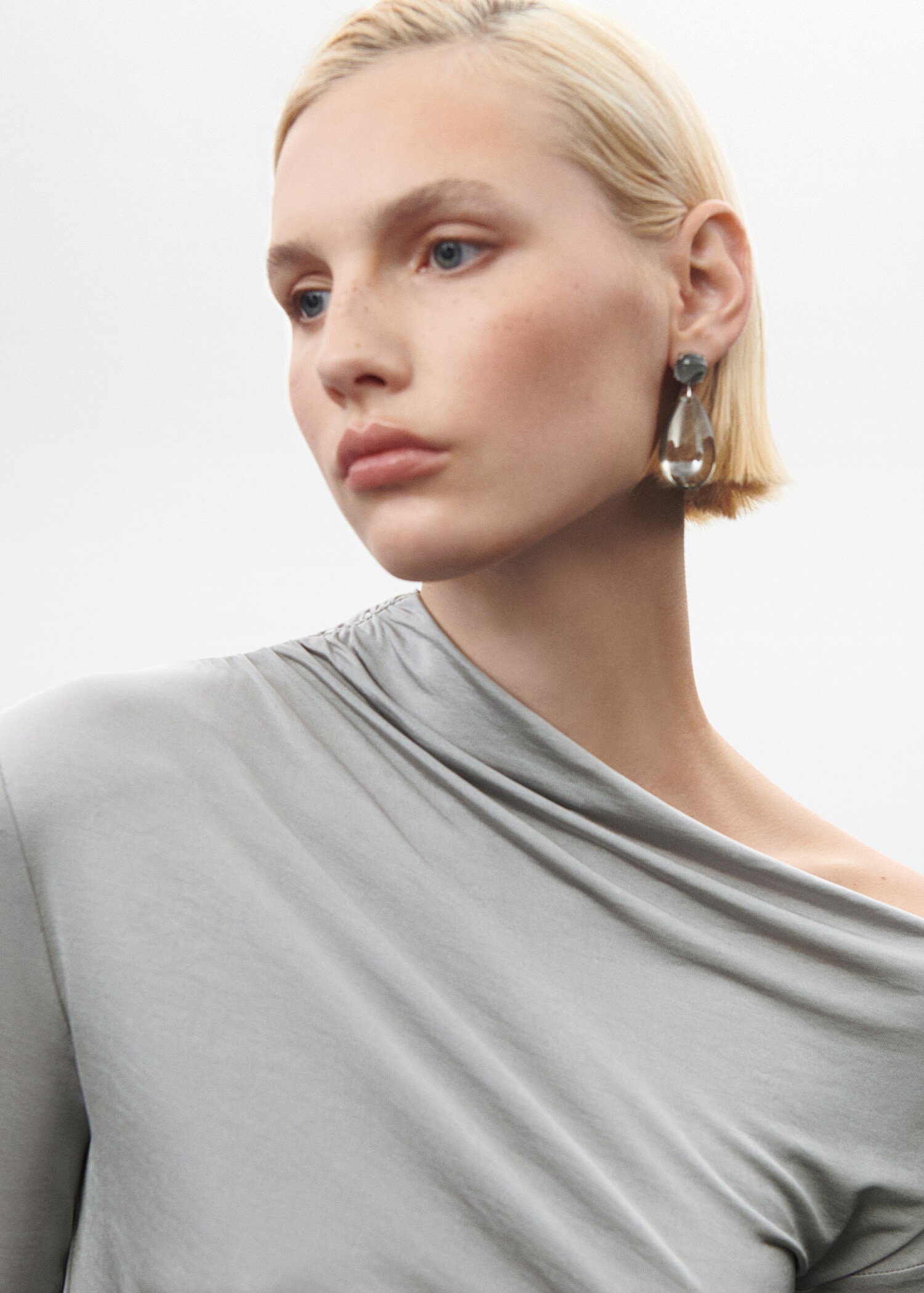 Asymmetrical ruched t-shirt - Details of the article 1