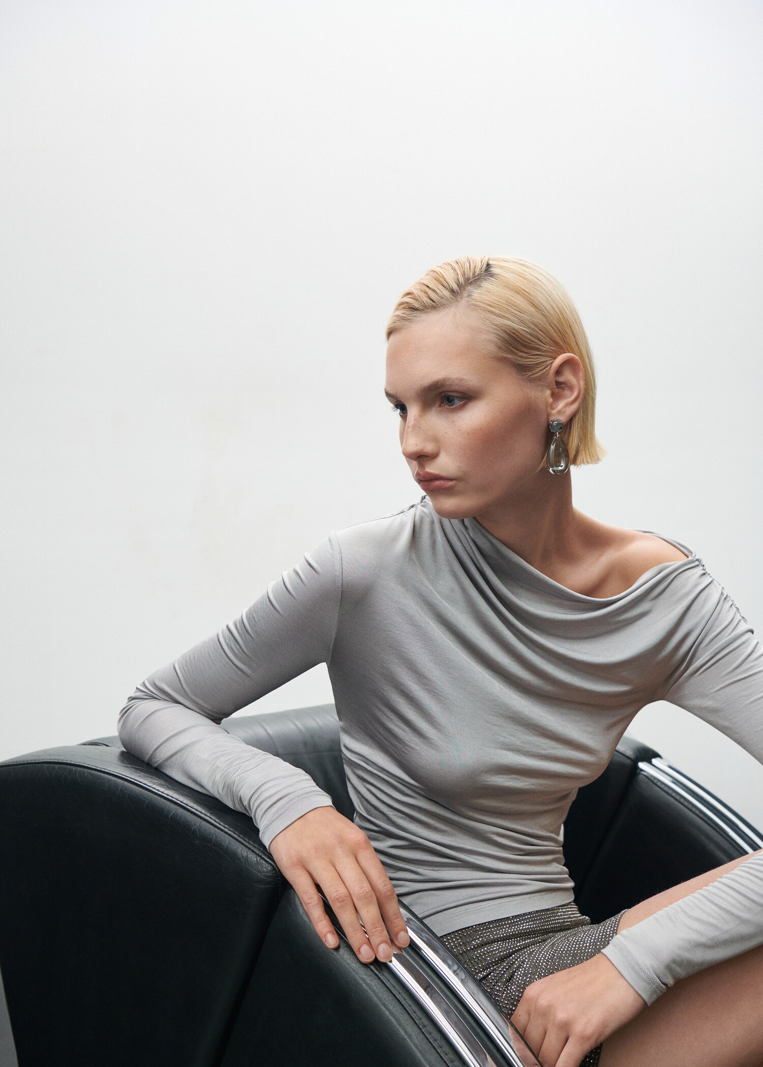 Asymmetrical ruched t-shirt - Details of the article 2